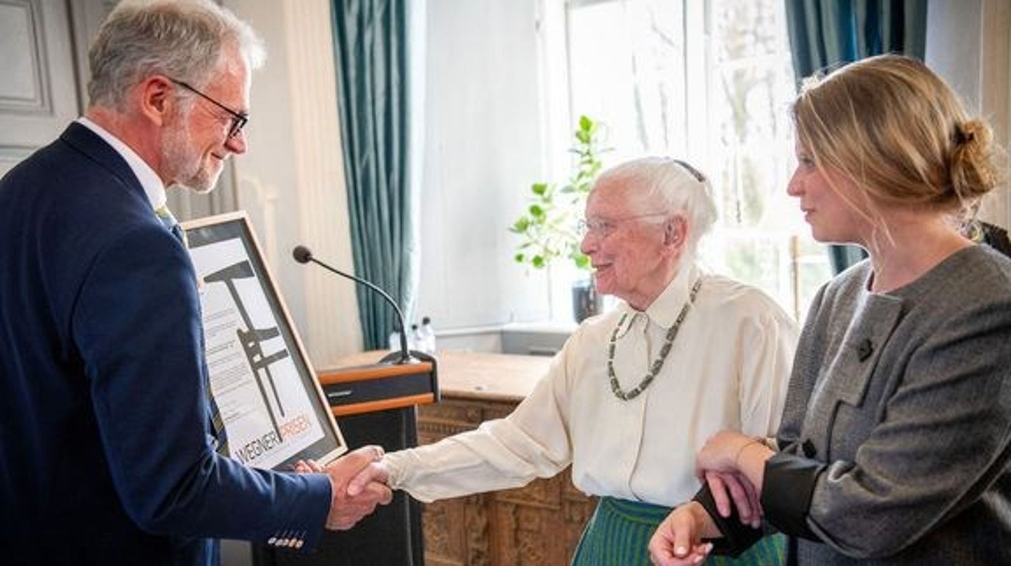 Hanne Vedel modtog Wegner Prisen 2026 af borgmester Jørgen Popp Petersen fra Tønder Kommune.