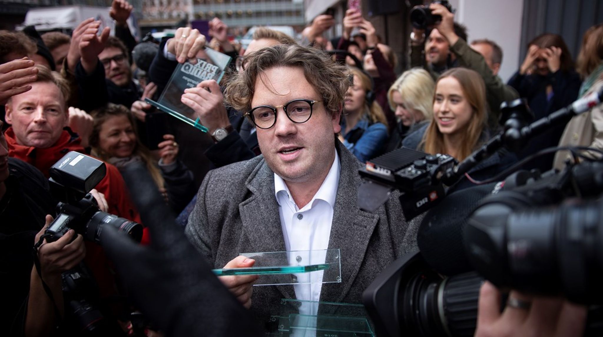 Fans af Radio24syvs program 'Den korte radioavis' og Frederik Cilius' fiktive karakter,&nbsp;Kirsten Birgit Schiøtz Kretz Hørsholm,&nbsp;troppede op foran radiostationens lokaler på den sidste sendedag 31. oktober 2019. Nu giver ny bog et indblik i kulturen på Radio24syv.