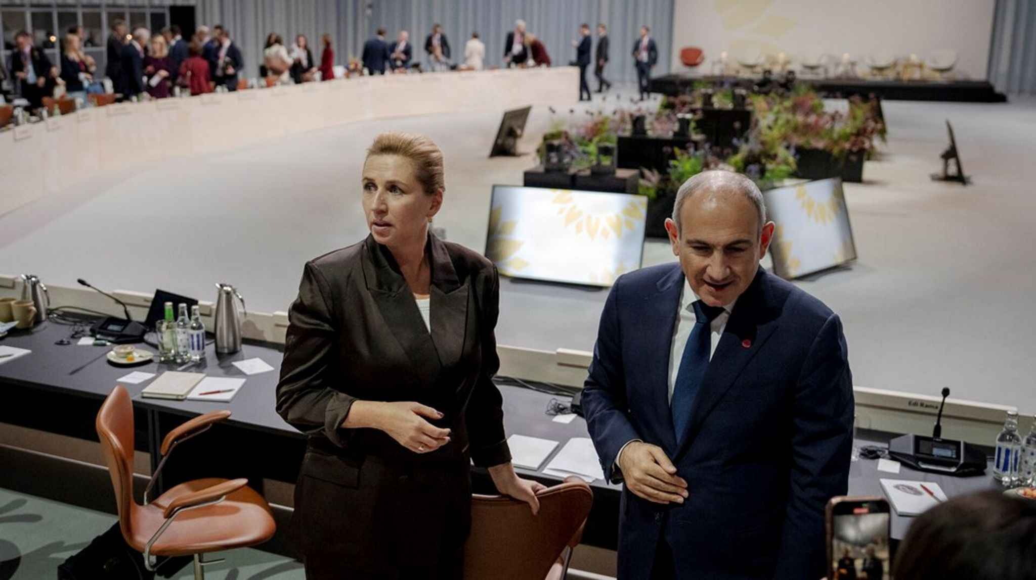 I Bella Center sidste efterår overlod statsminister Mette Frederiksen (S) værtsstafetten for Det Europæiske Politiske Fællesskab til Armeniens premierminister, Nikol Pashinyan. Men hun tager ikke selv til Jerevan, når han i denne uge byder velkommen til den næste udgave af den store europæiske sammenkomst.
