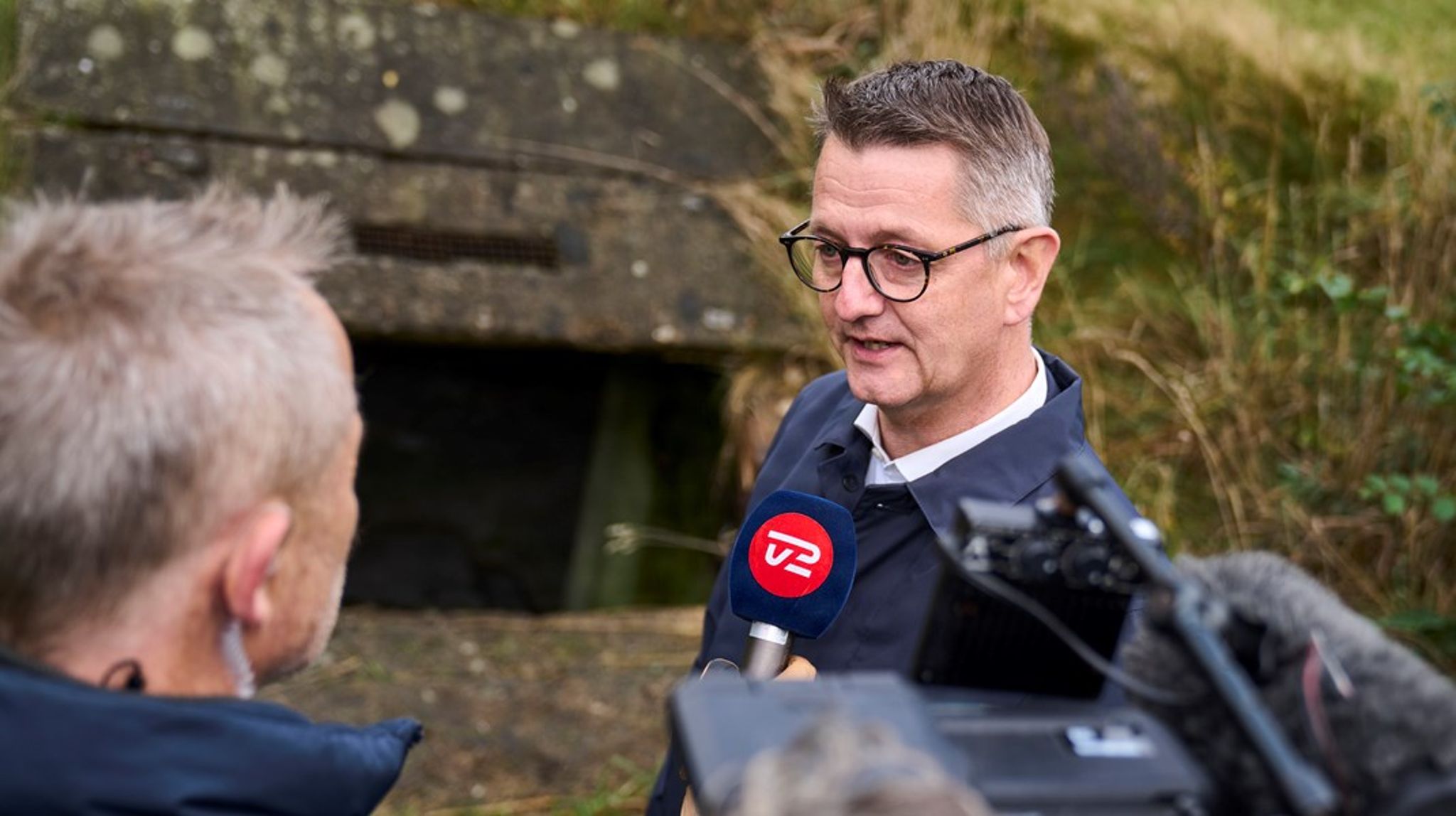 Regeringens beredskabsudspil lægger med rette vægt på forsvar, kapacitet og økonomi. Men vi vil gøre os selv en tjeneste, hvis vi tænker hele samfundet med, skriver Lotte Fast Carlsen. Billede af fungerende minister for samfundssikkerhed og beredskab, Torsten Schack Pedersen (V), som besøger et beskyttelsesrum.