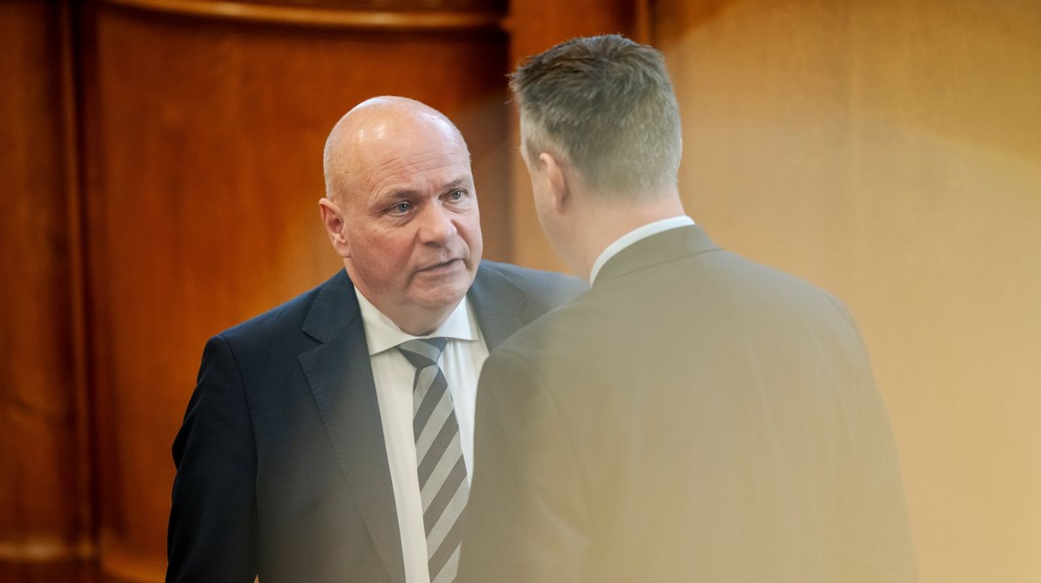 Folketinget har ud af det blå lagt op til, at det nu skal være op til Folketinget at afgøre, hvad politikerne må citeres for i Afghanistan-udredingen. Torsdag tager præsidiet stilling til sagen, skriver Morten Heiberg og Rasmus Mariager.<br>