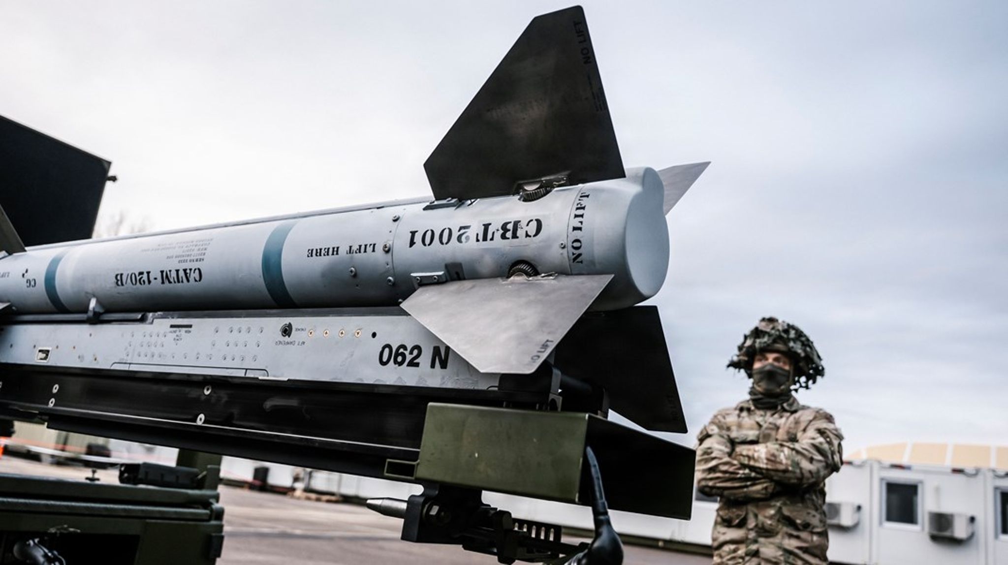 Danmark har indkøbt et norsk-udviklet luftforsvarssystem i 2025. Men i fremtiden skal flere danske forskere formentlig beskæftige sig med militærteknologi - og det giver dilemmaer siger forsker og universitetsleder.&nbsp;