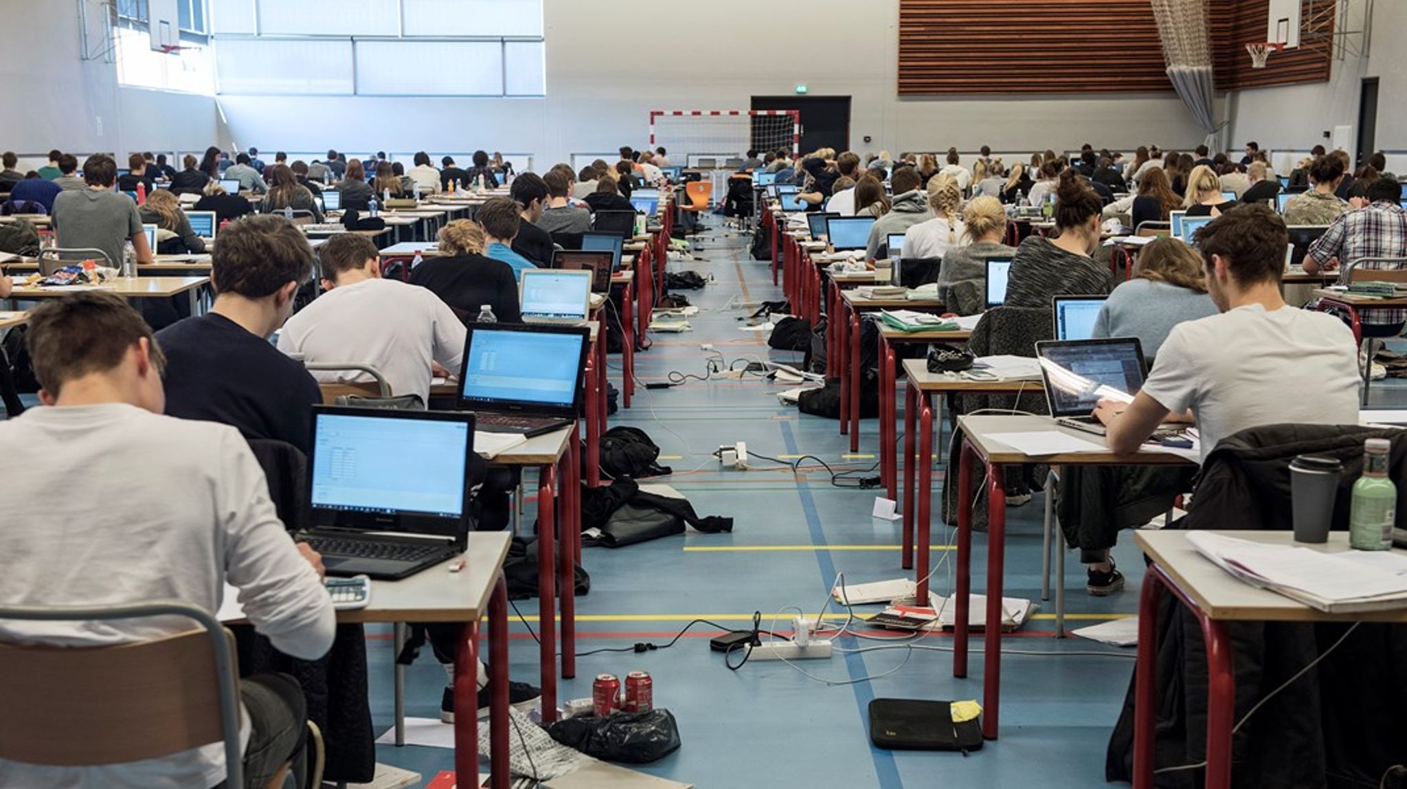 I fremtiden vil der være færre af de klassiske skriftlige eksamener på landets videregående uddannelser. De skal i overvejende grad erstattes af stedprøver, mundtlige eksamener og portfolieeksamener. Arkivfoto.