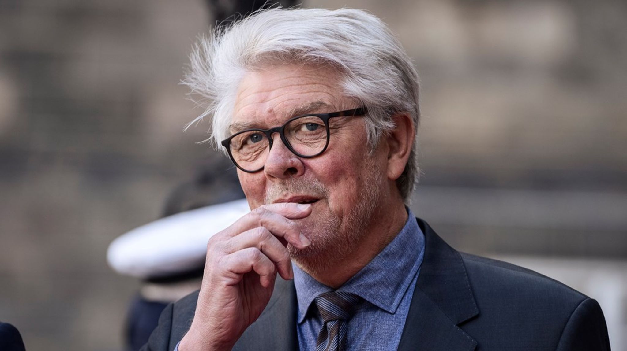 Den kommende regering må udfordre Grundloven, hvis den vil holde sammen på kongeriget. I hvert fald hvis det står til SF's Karsten Hønge, ordfører for Grønland og Færøerne.