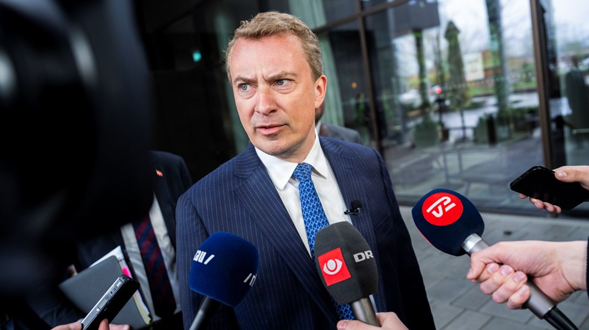 Der er en bekymrende tendens til, at politiske partier og politikere i de frie, folkestyrede lande fravælger de traditionelle medier, skriver Søren Søndergaard.