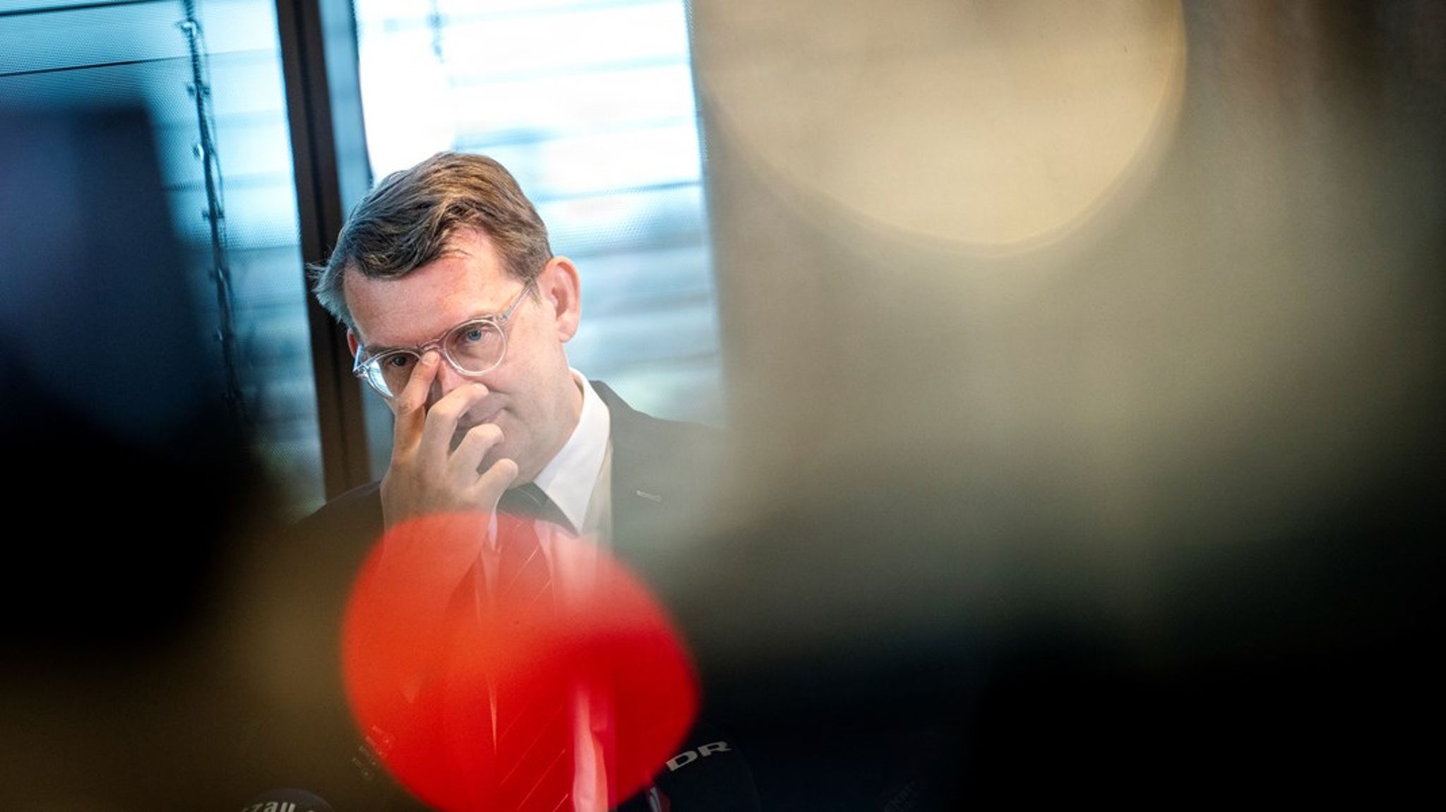 Troels Lund Poulsen går efter at danne VLAK-regering som kongelig undersøger. Men på et pressemøde tirsdag&nbsp;ville han ikke afvise at gå i regering med Mette Frederiksen igen, hvis det ikke lykkedes.