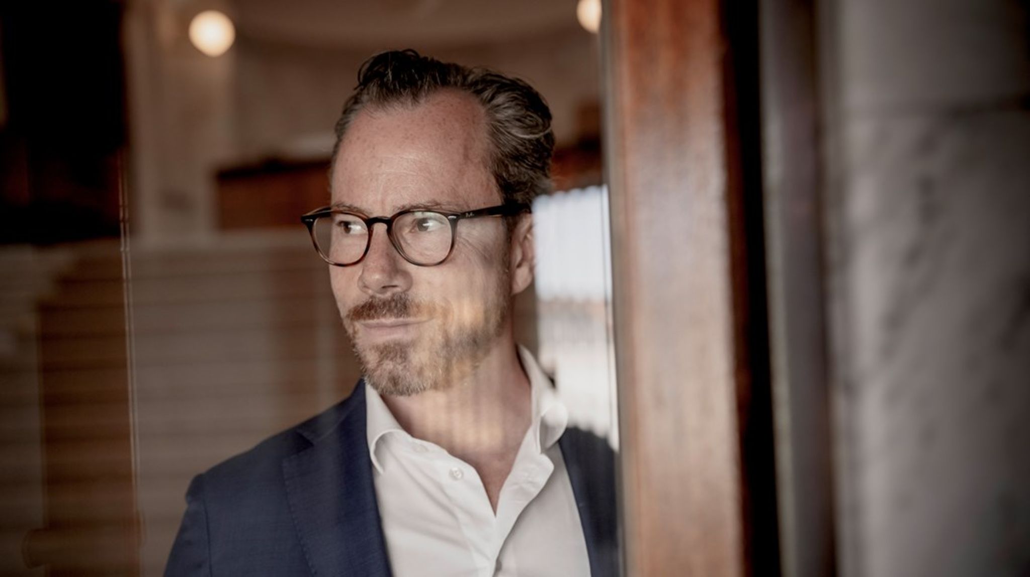 'Udvalgte kolbøtter' er en læseværdig og humoristisk bog.&nbsp;Men det er også en græsk tragedie: en beretning om en mand, der forsøger at tage kontrol over sit liv ved at gøre sin pligt og fuldbyrde sin fars (og farfars) politiske karriere.