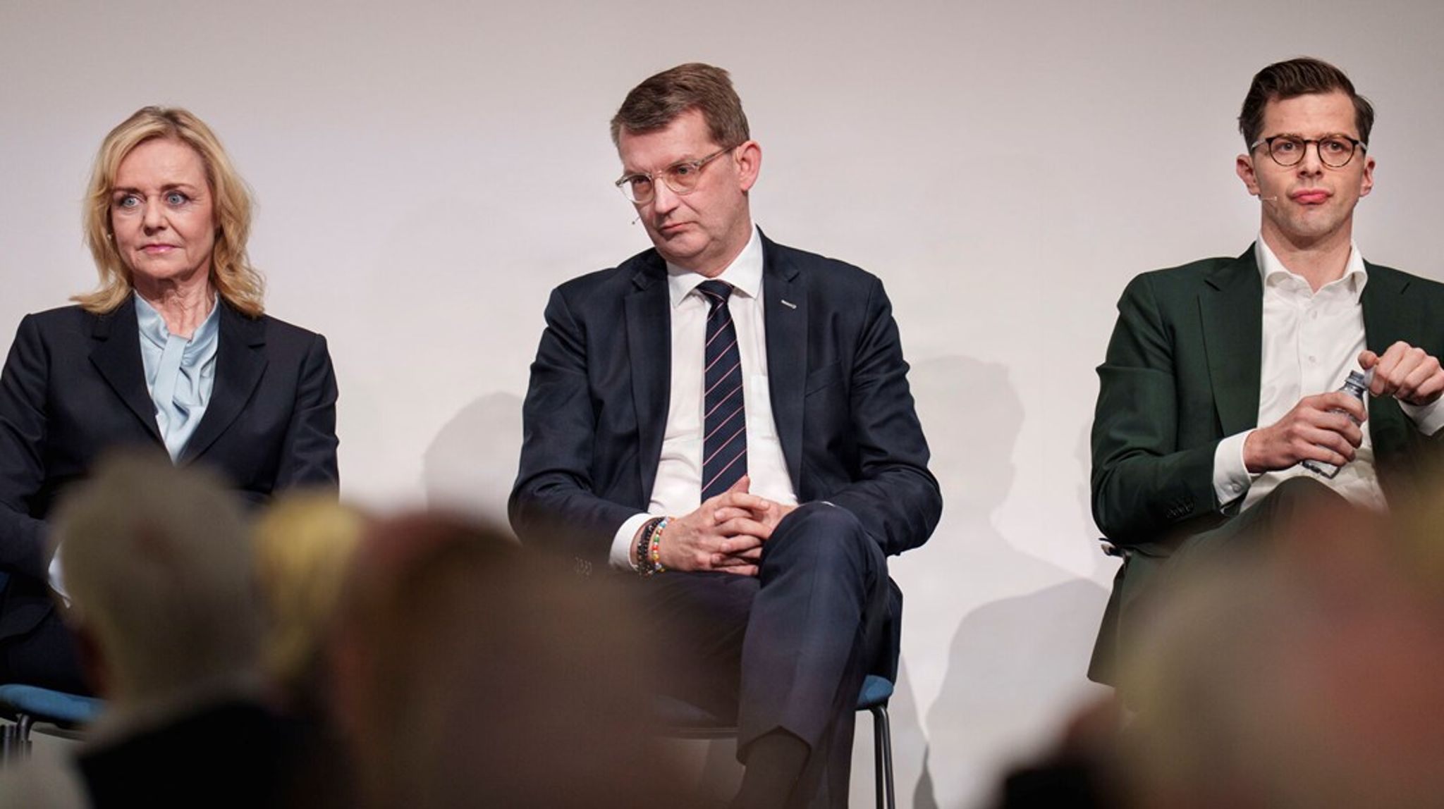 Kongelig undersøger Troels Lund Poulsen (V), Alex Vanopslagh (LA) og Mona Juul (K) er blevet enige om et forståelsespapir, der skal danne grundlaget for en mulig VLAK-regering. Det er nu sendt til Dansk Folkeparti, Danmarksdemokraterne, Moderaterne og Radikale Venstre, der er indkaldt til forhandlinger tirsdag aften.