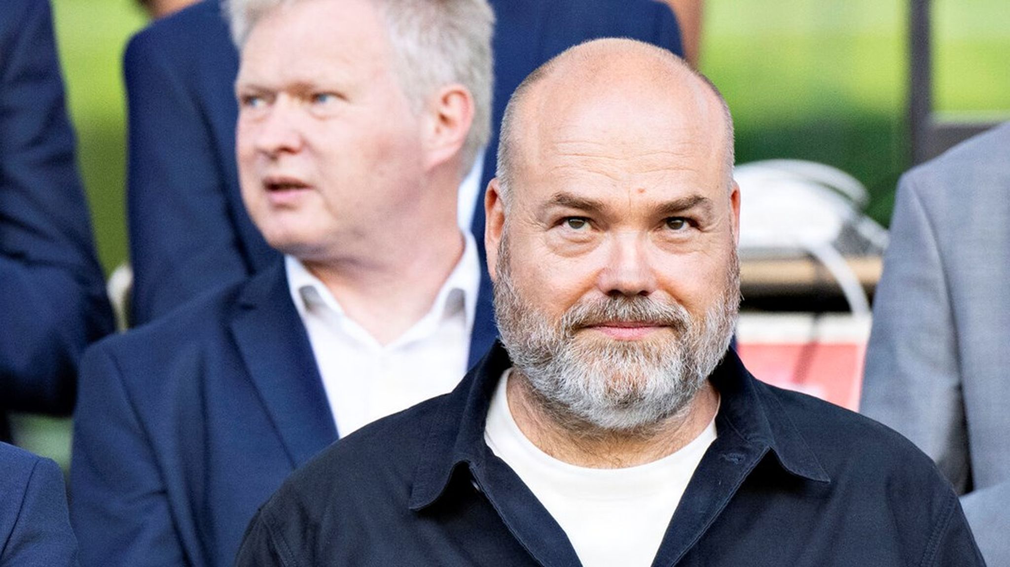 Danmarks næstrigeste mand, Anders Holch Povlsen, ejer det flyselskab, som for knap en milliard kroner skal stille tre fly til rådighed for danske topministre.