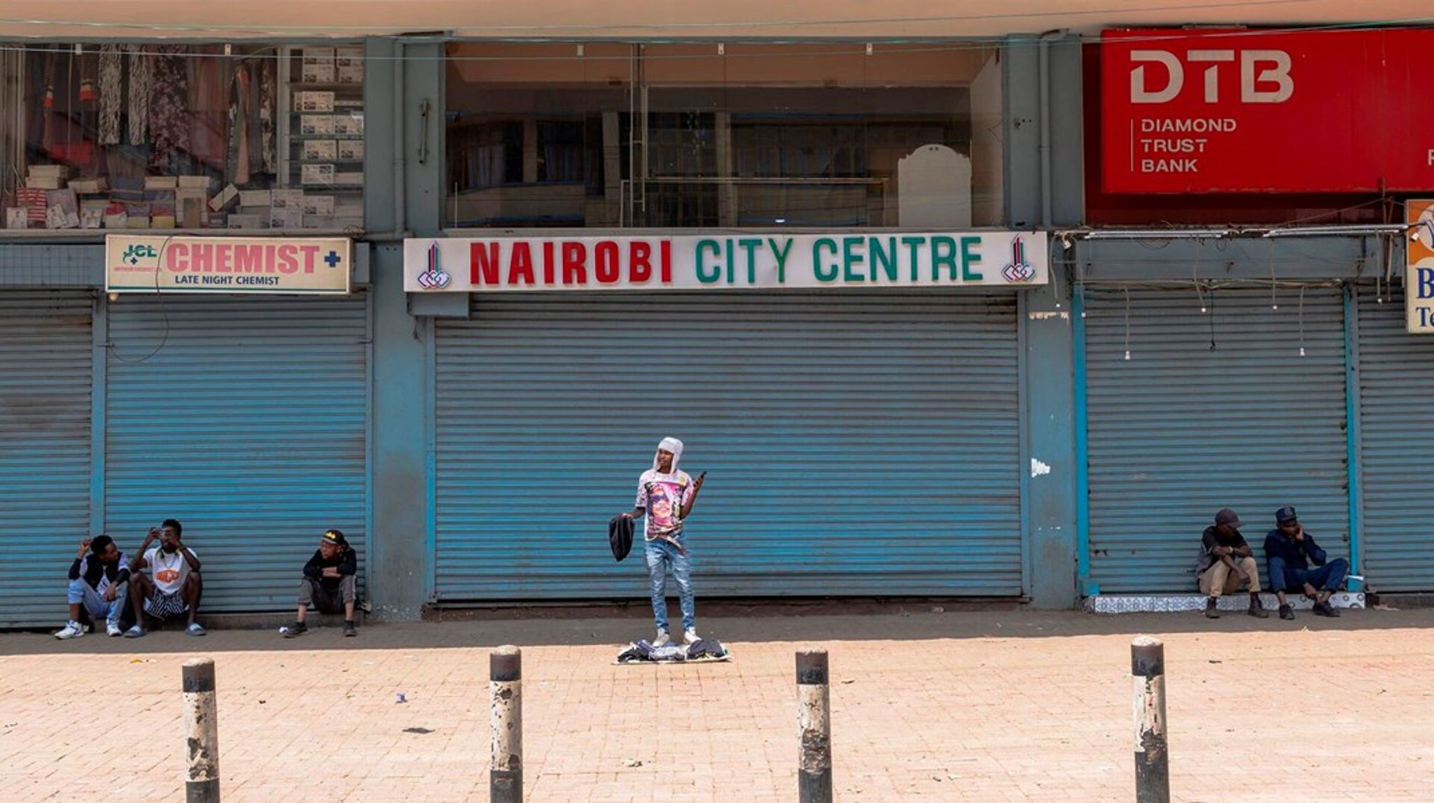 Stigende oliepriser som følge af krigen i Mellemøsten har ledt til omfattende strejker, uroligheder og lukkede butikker i Kenyas hovedstad Nairobi.