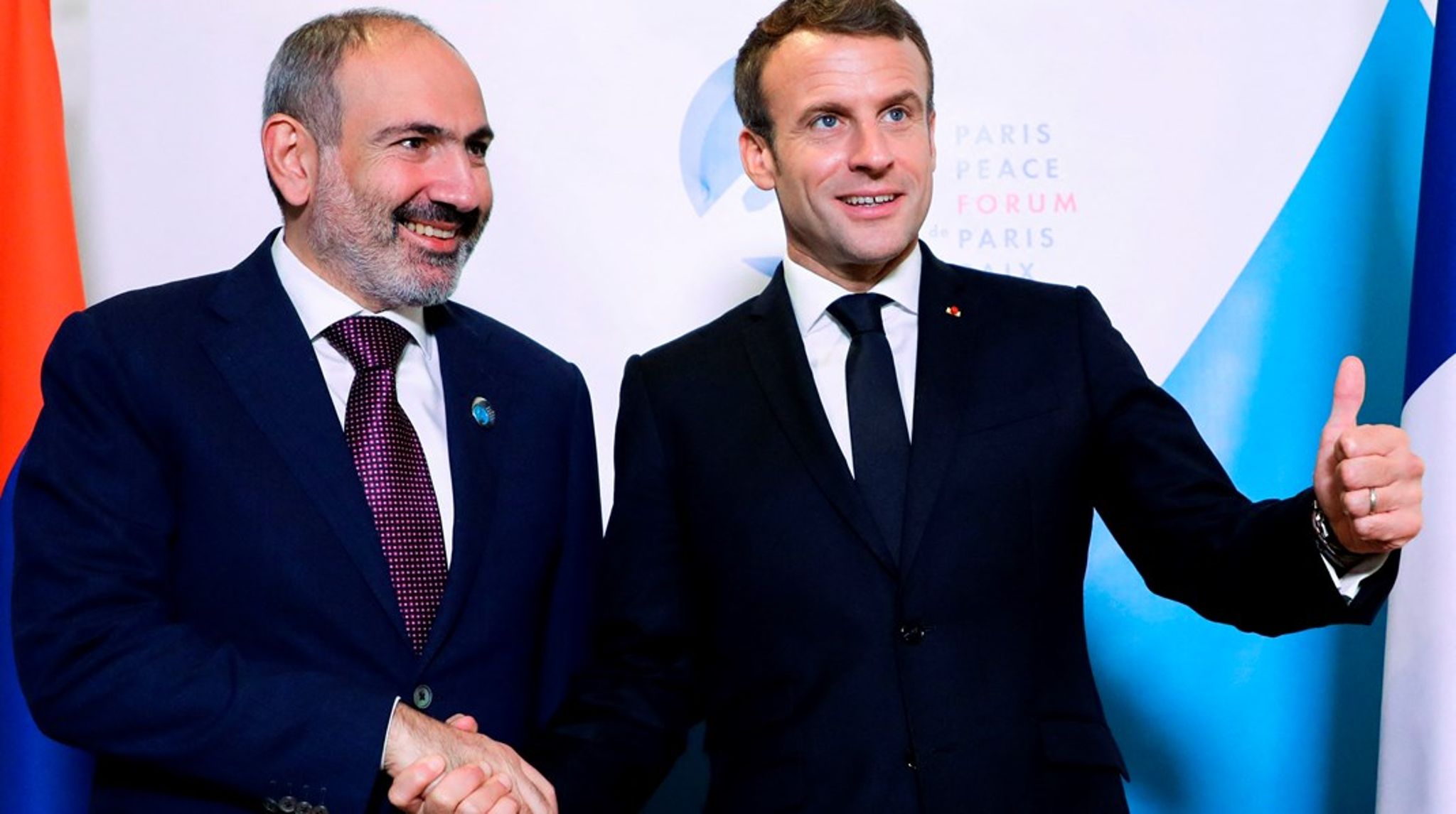 Tilsyneladende ville armenske premierminister allerhelst afbildes sammen med Frankrigs præsident, Emmanuel Macron, når de to krammede hinanden, skriver&nbsp;Jakob Matthiesen (arkivbillede).