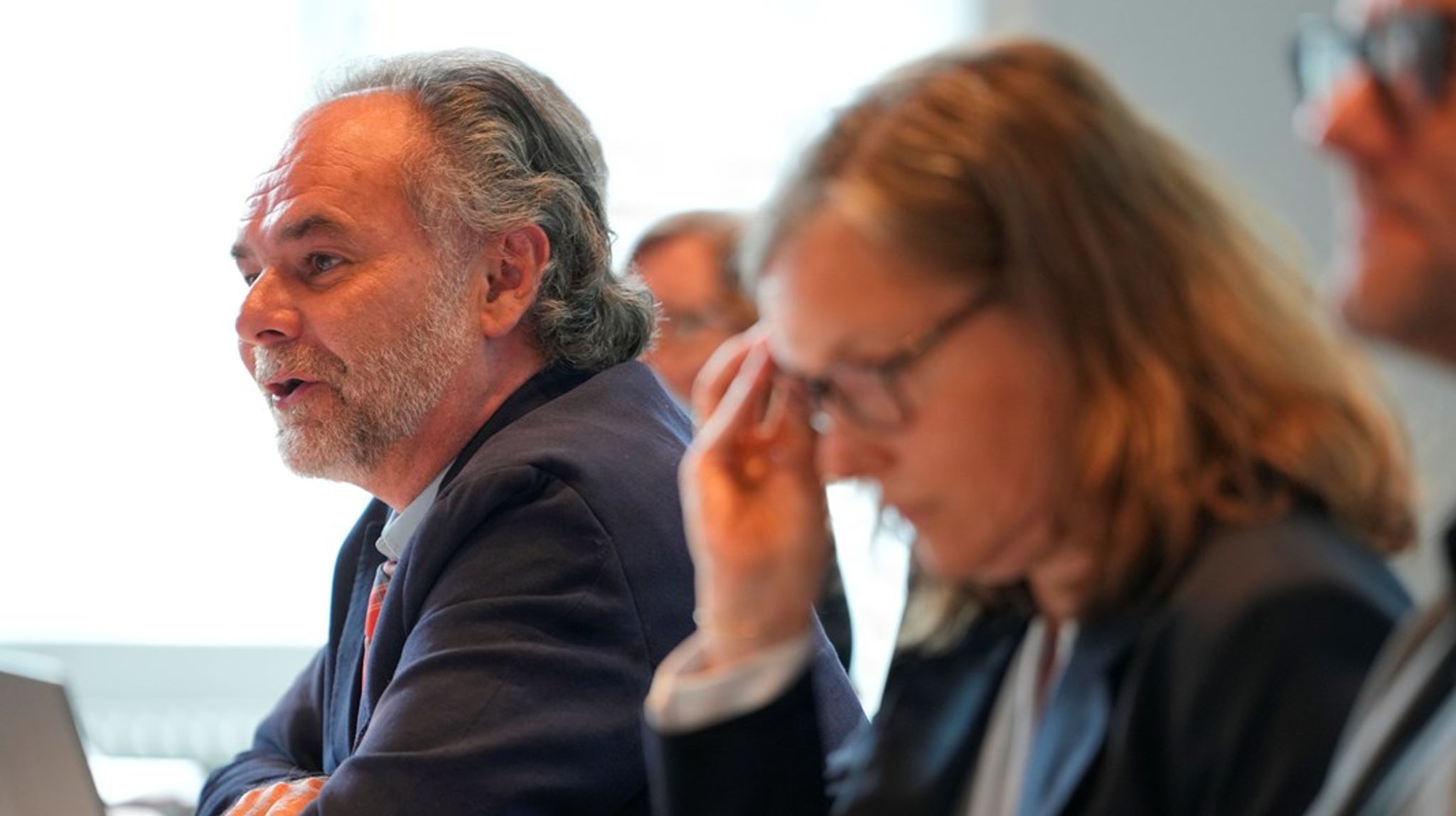 Overvismand Carl-Johan Dalgaard præsenterede tirsdag vismændenes halvårsrapport, hvor de blandt andet konkluderer, at stærke fagforeninger er med til at løfte lønninger og beskæftigelsen.