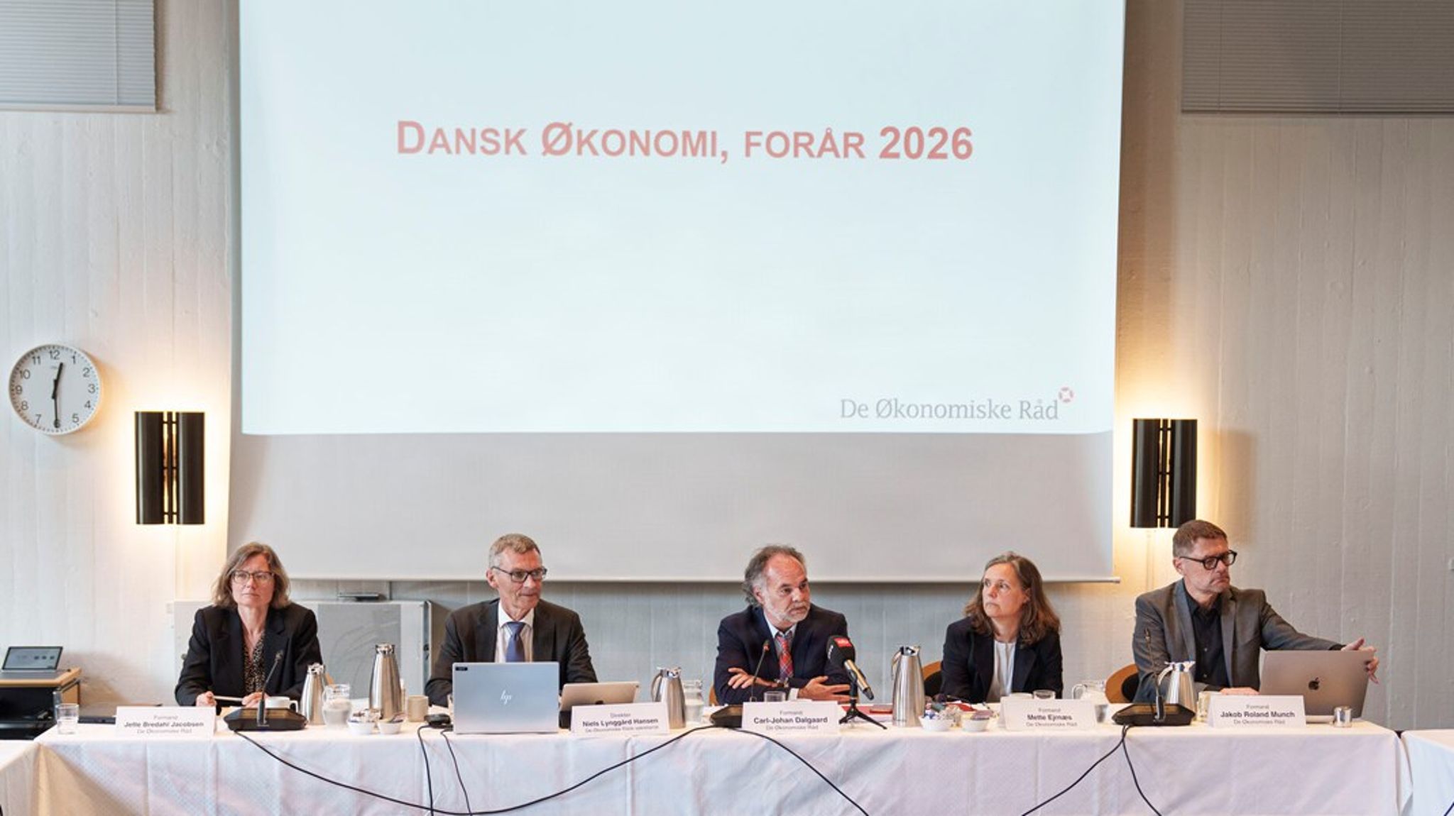 Formandskabet for De Økonomiske Råd præsenterede tirsdag rådets forårsrapport om dansk økonomi. Krig i Mellemøsten kan svække det ellers gunstige øjebliksbillede.