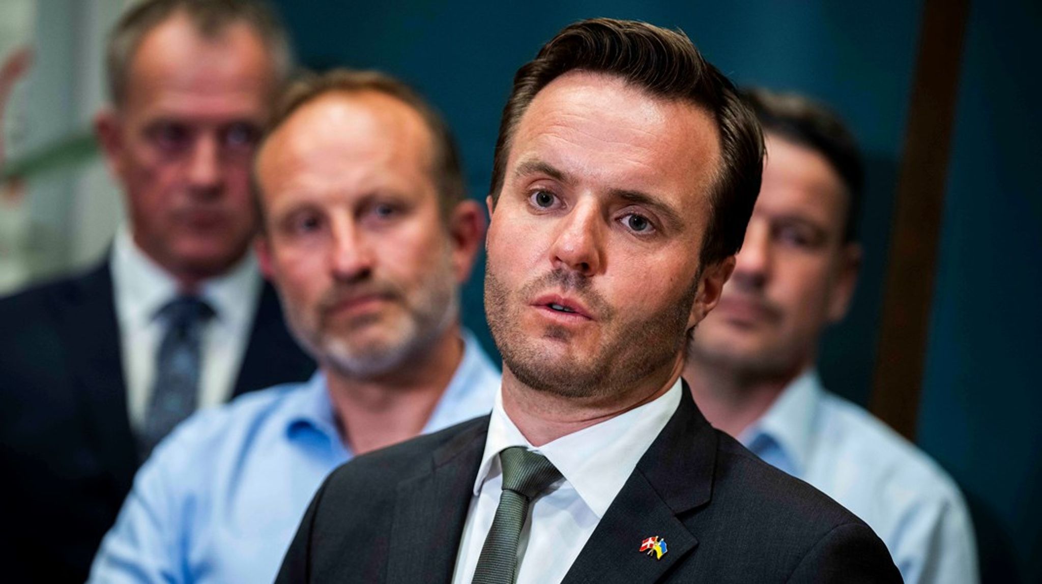Simon Kollerup (S) mener ikke, at nye dokumenter om Forsvarets forbindelse til Palantir giver anledning til kritik. Bag ham står partileder Martin Lidegaard (R), som ønsker at udfase Palantir fra kritiske sektorer som politi og forsvar.<br>
