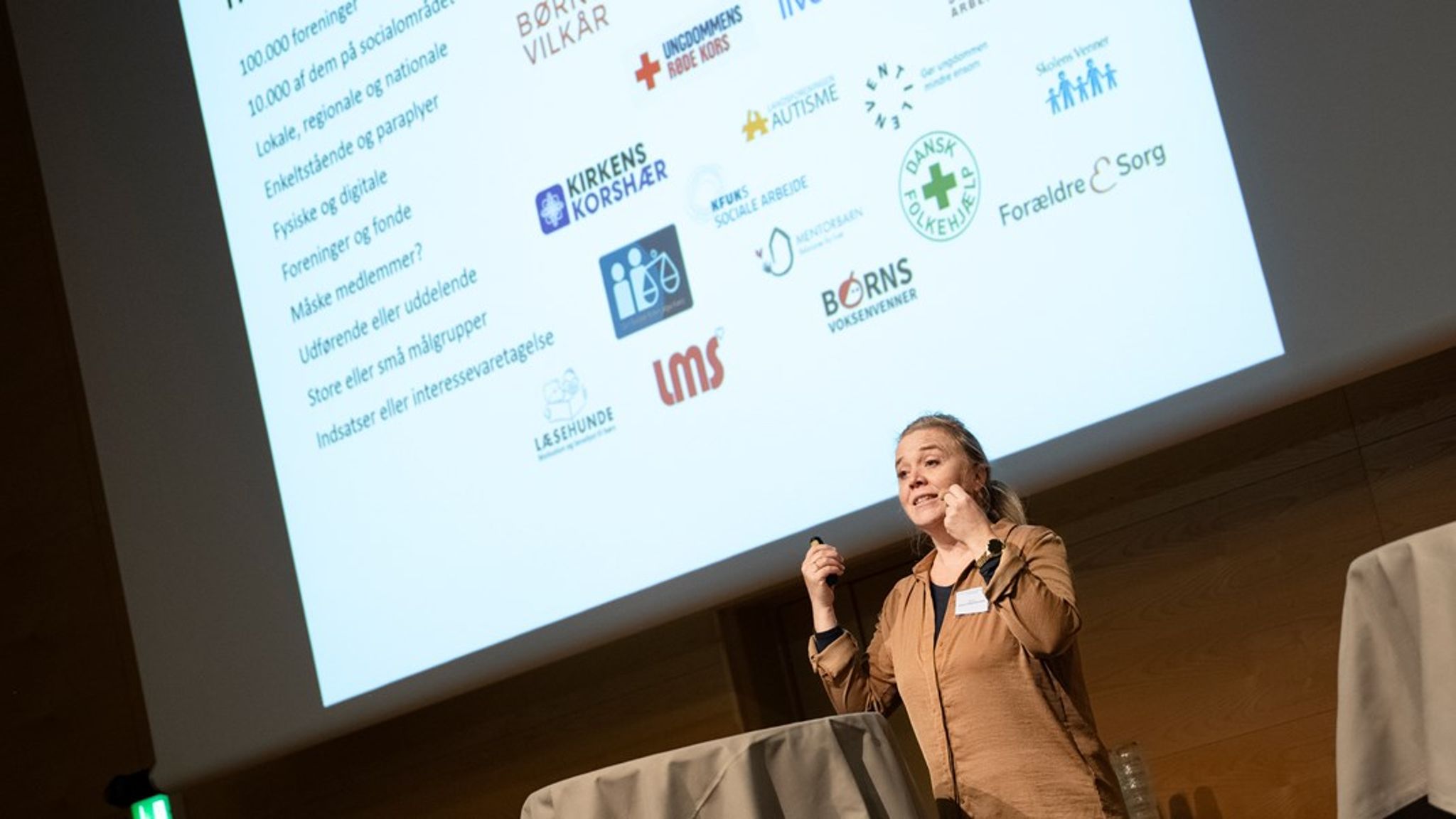 Som Centerchef for Center for Frivilligt Socialt Arbejde sidder&nbsp;Rillo Rud i et hus med en bred viden om kommunale frivilligkonsulenters virkelighed, som de seneste år har undergået en mærkbar forandring. Den viden er nu blevet konkretiseret i en ny håndbog, men centerchefen deler også gerne egne analyser af, hvor udviklingen er på vej hen.&nbsp;&nbsp;&nbsp;