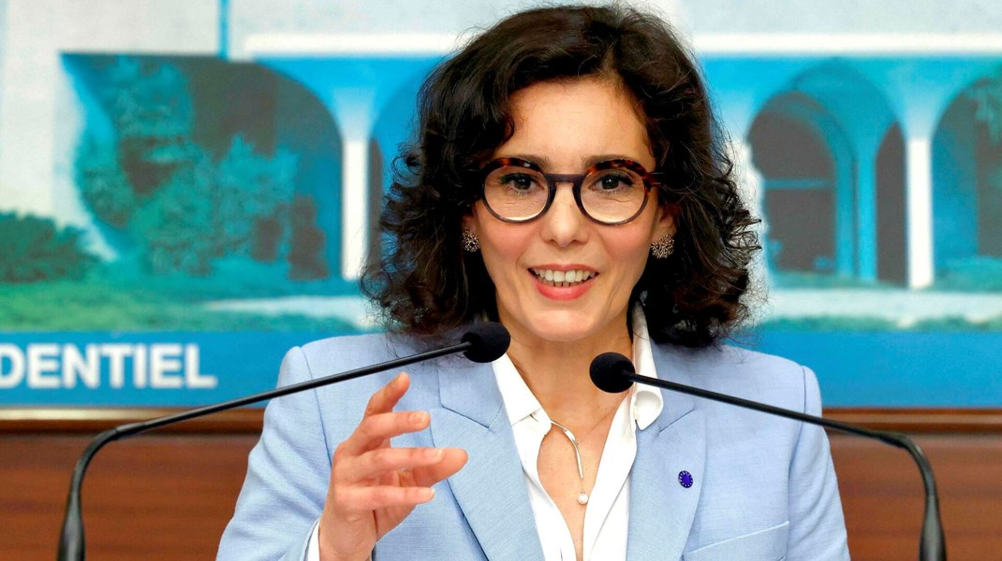 <i>Humanitært diplomati er det nye greb i EU's
værktøjskasse. Det skal fremme forebyggelse, fredsmægling og politisk dialog i
skrøbelige og konfliktramte dele af verden. Planen blev blandt andet præsenteret af EU-kommissær for ligestilling, beredskab og krisestyring, Hadja Lahbib </i>