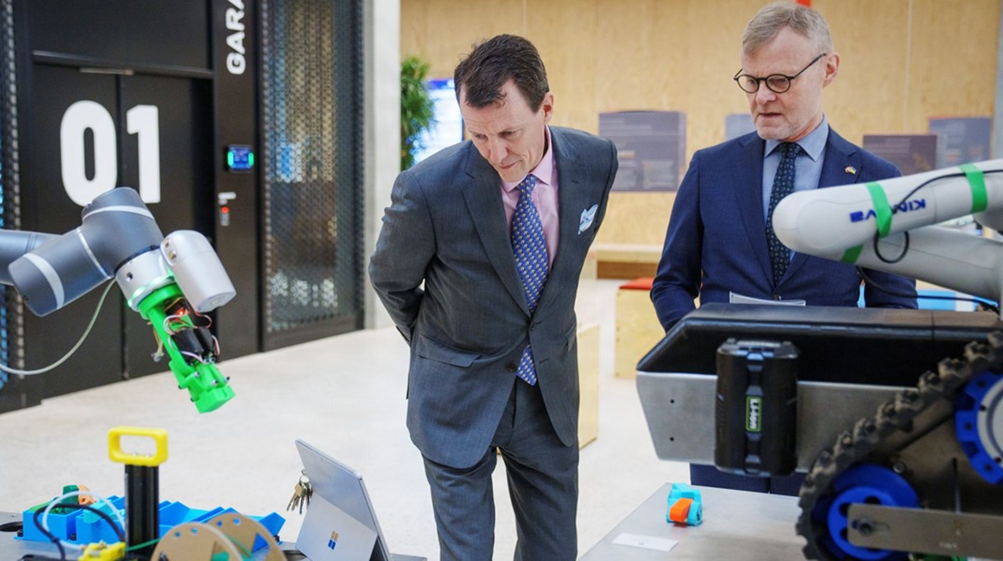 Per Michael Johansen til åbningen af Nationalt Forsvarsteknologisk Center sammen med Prins Joachim. Centeret har til huse på Aalborg Universitet.&nbsp;