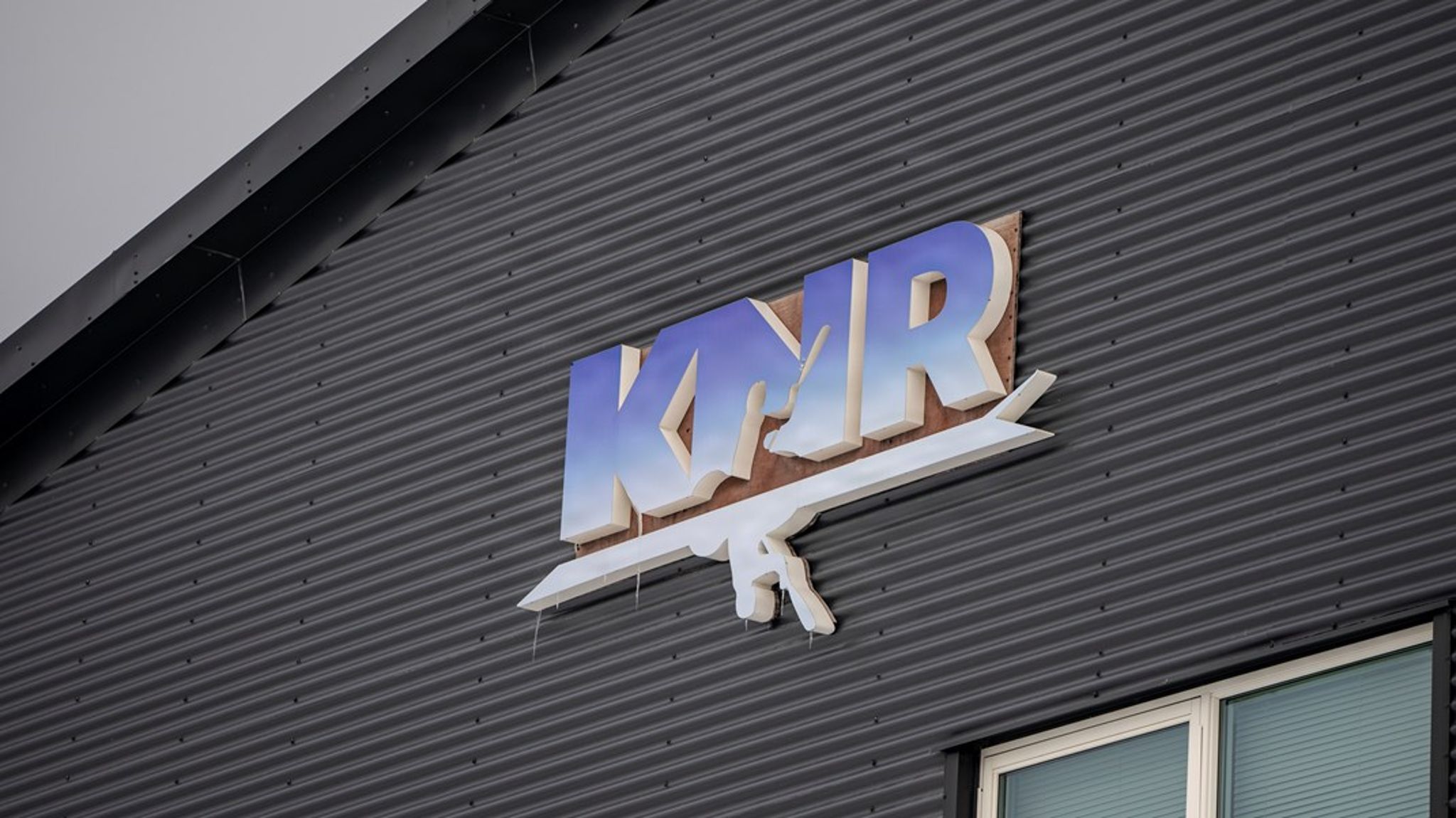Budgettet for KNR er så presset, at der senest har været en folkeindsamling for at kunne sende en mand op for at filme årets hundeslædevæddeløb, skriver Medieforbundet i Grønlands bestyrelse.