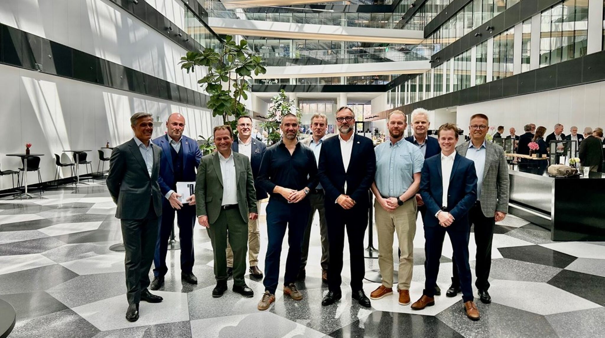 Nikolaj Bramsen (femte fra venstre) er ny bestyrelsesleder for DI Forsvar og Sikkerhed. Han afløser Jan Werner Jensen (yderst til højre), der har stået i spidsen for brancheforeningen siden 2015.