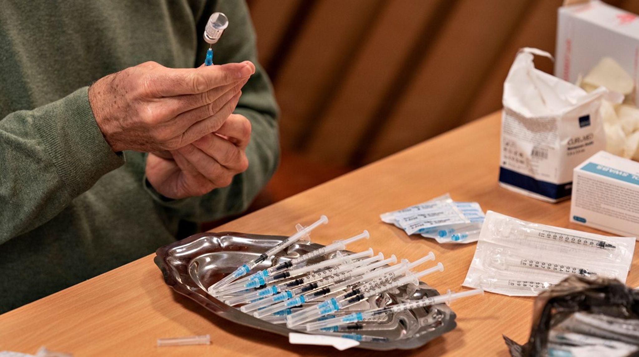 Vaccine-udrulningen under covid-pandemien gav en oplagt mulighed for systematisk opfølgning på effekt og bivirkninger. Den mulighed greb vi ikke godt nok, skriver Morten Grønbæk.