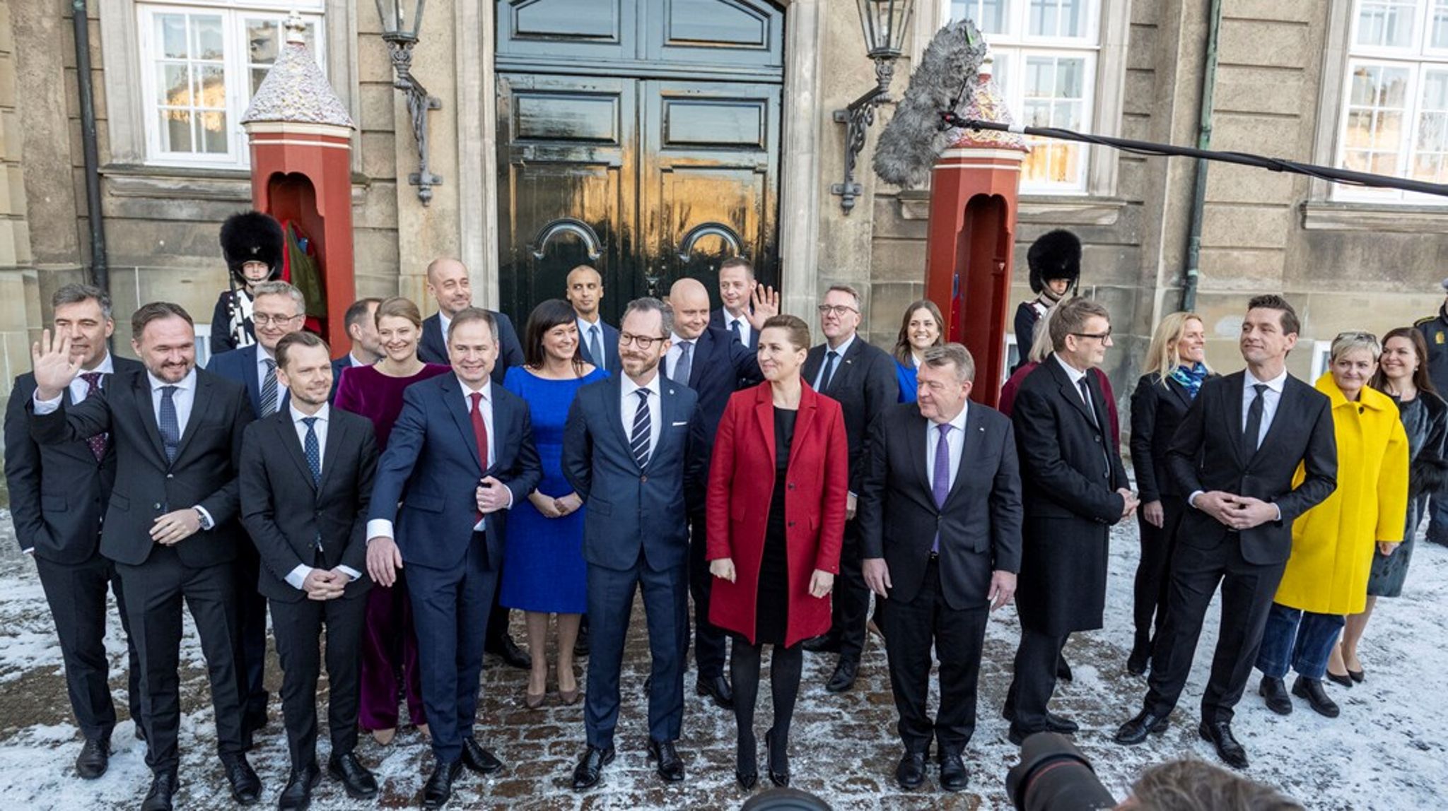 Der var 23 ministre i SVM-regeringen, da den blev præsenteret i 2022. Da folketingsvalget blev udskrevet i marts 2026, var den vokset til 25 ministre.