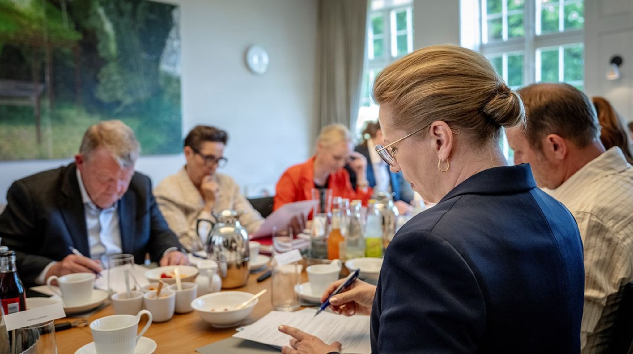 I dag udnævner den nye S-SF-M-R regering sine ministre efter regeringsgrundlaget blev fremlagt i går. Her var der mange nye opgaver for en ny beskæftigelsesminister, men der stod ikke noget om hængepartierne fra&nbsp;den gamle SVM-regering på beskæftigelsesområdet.