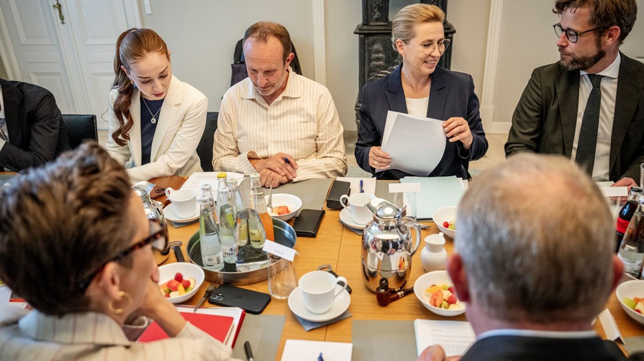 Radikale Venstre træder ind i epx-forliget med deres indtræden i SSFMR-regeringen. Her ses partiets forhandlere på Marienborg under et afsluttende møde inden præsentationen af regeringsgrundlaget.