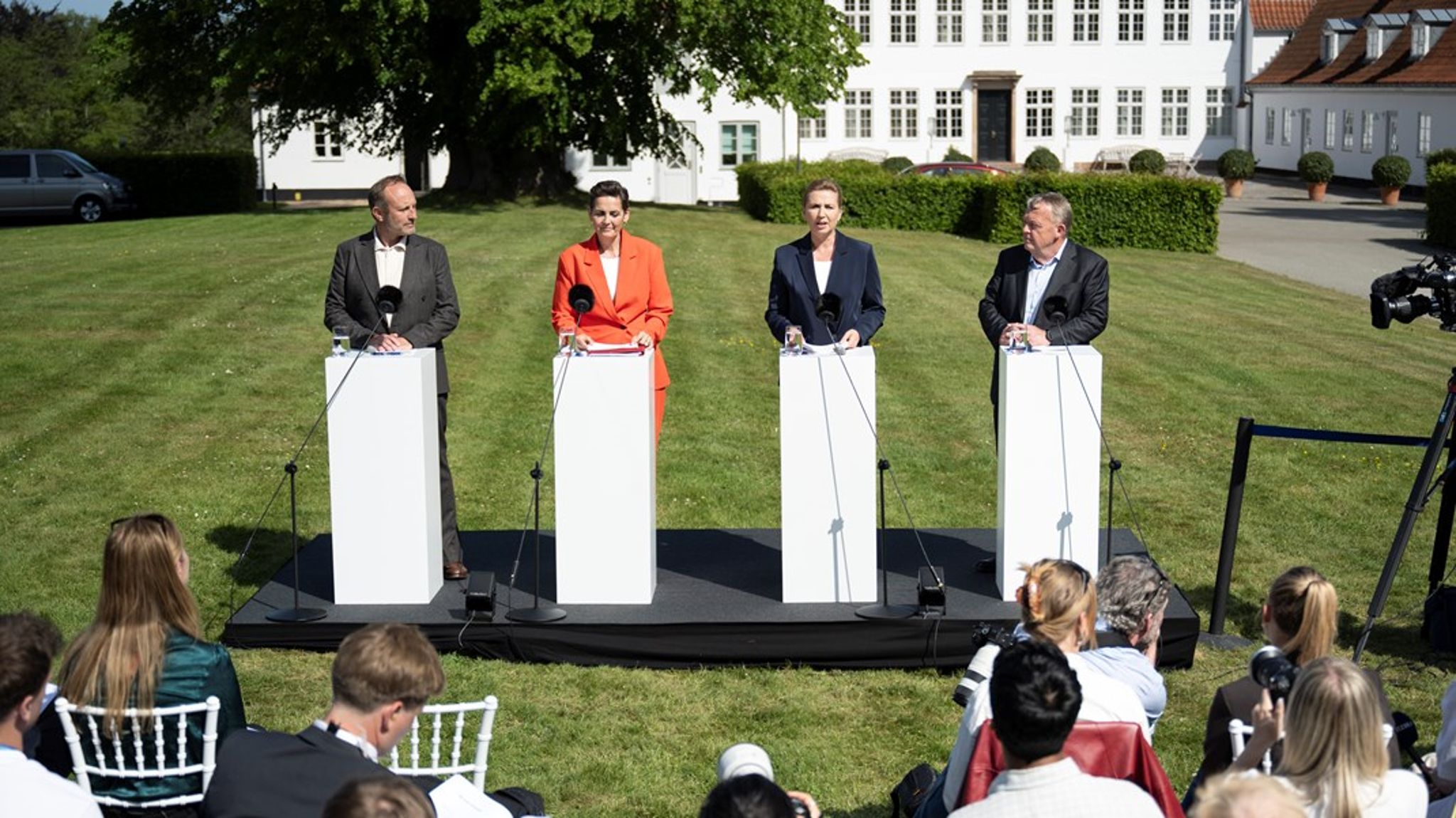 Regeringsgrundlaget blev præsenteret af Martin Lidegaard (R), Pia Olsen Dyhr (SF), Mette Frederiksen (S) og Lars Løkke Rasmussen (M) tirsdag eftermiddag.&nbsp;