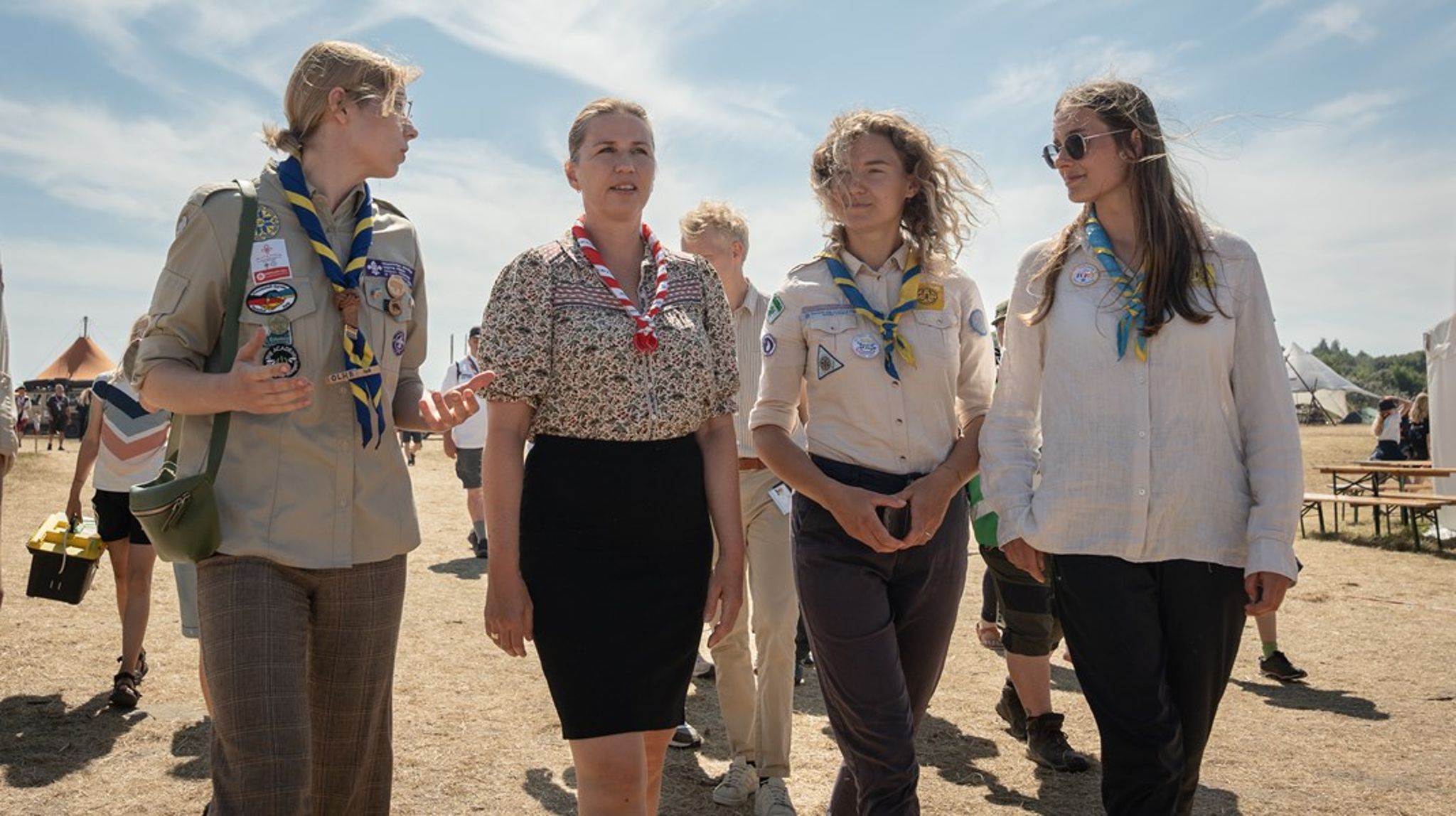 Det er ikke nyt, at statsminister Mette Frederiksen (S), har et godt øje til foreningsdanmark - her under et besøg på spejderlejr i 2022. SVM-regeringens grundlag bød da også på en del politik med henblik på at styrke rammerne om civilsamfundet og foreningslivet, og den praksis ses nu videreført i firkløverregeringen.&nbsp;