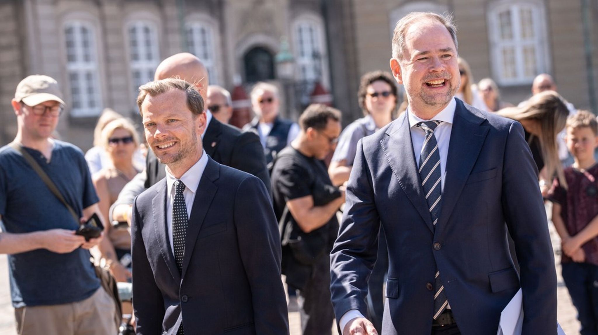 Nicolai Wammen (S) (th.) har været en af de længestsiddende finansminister i dansk politik. Nu giver han posten videre til partifællen Peter Hummelgaard (tv.).