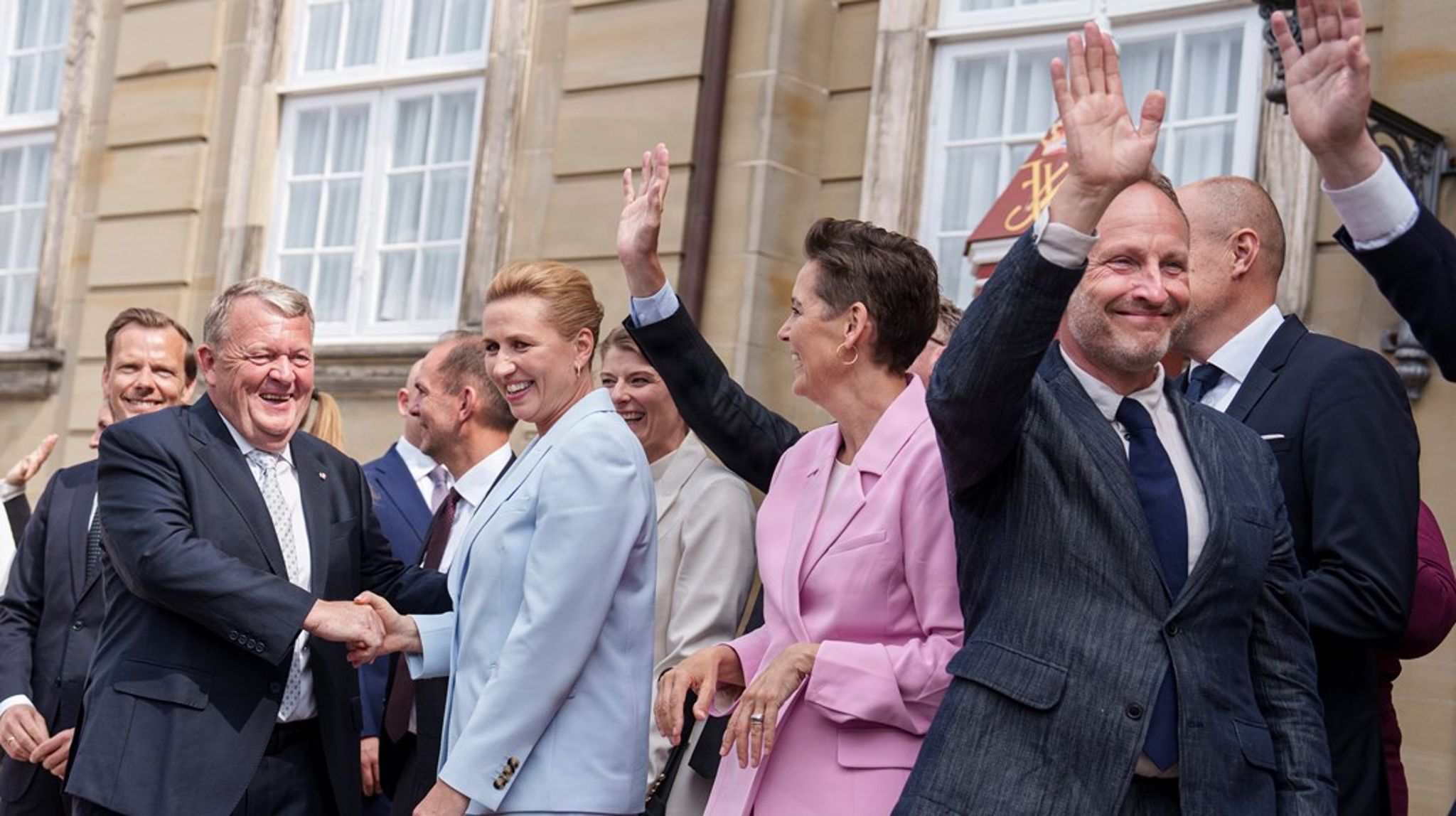 Der var god stemning på Amalienborg Slotsplads, da den nye firkløveregering onsdag kunne præsentere sine 21 ministre for kongen.