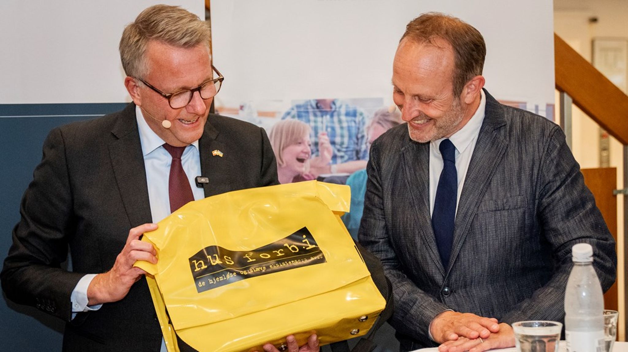 Afgående erhvervsminister Morten Bødskov forærede Martin Lidegaard en Hus Forbi-taske i gave, mens Radikales leder kvitterede med et billede af Bruce Springsteen i Brøndby Hallen fra 1981.&nbsp;