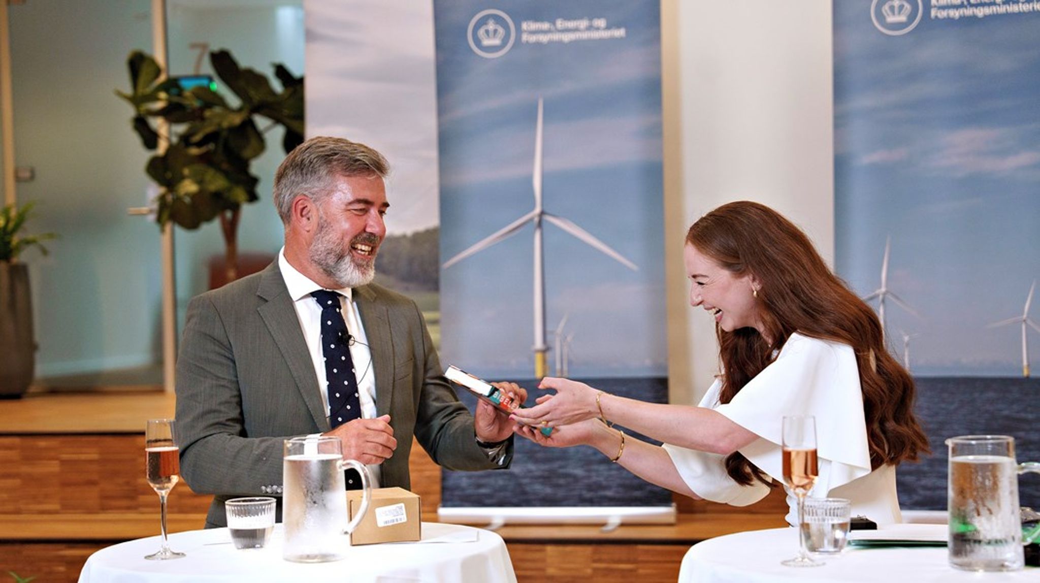 Der blev udvekslet rosende ord og gaver ved ministeroverdragelsen i Klima-, Energi- og Forsyningsministeriet.&nbsp;
