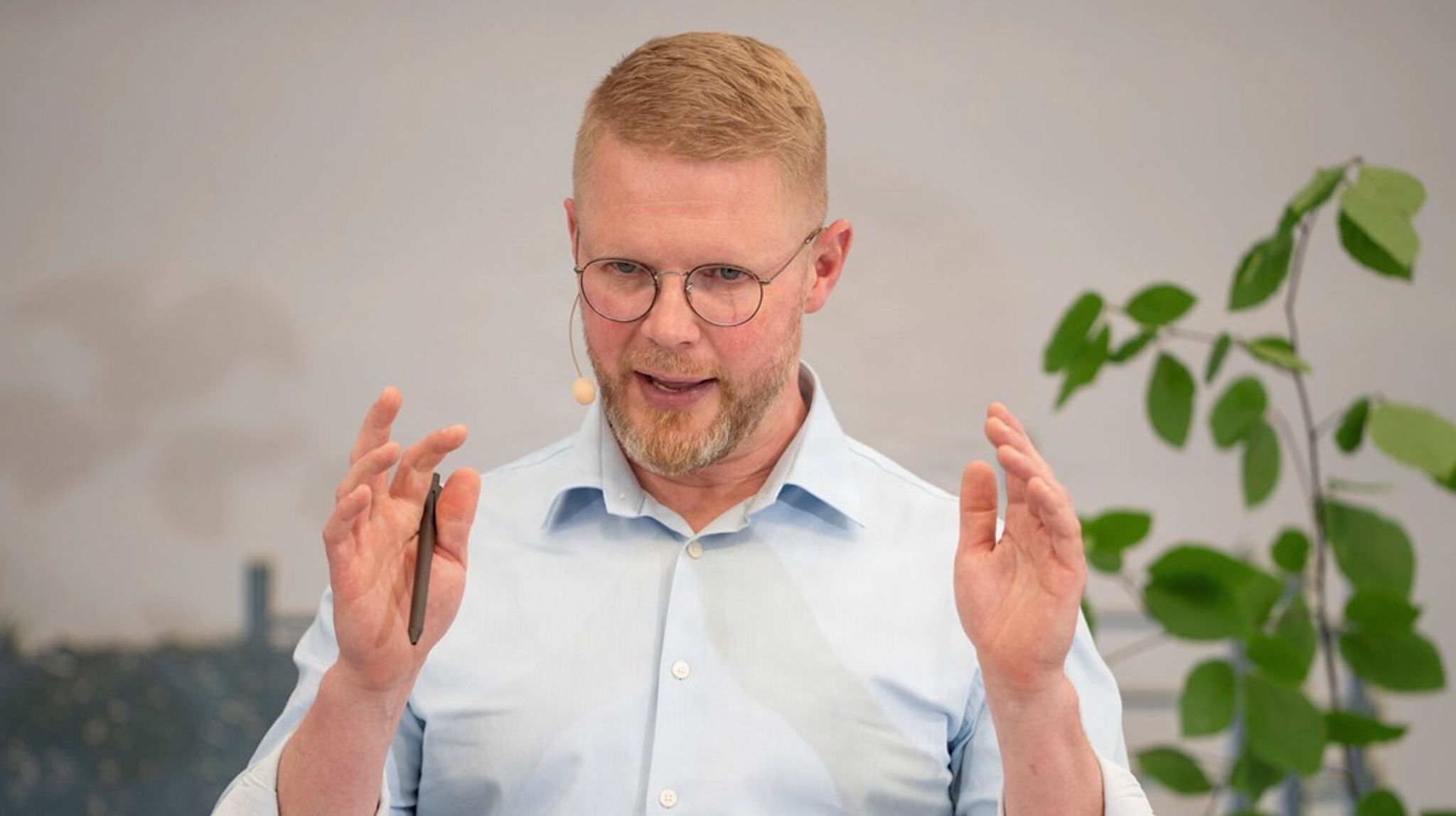 Forskellige politikere har i flere år lovet nedskæringer i administrationen og enklere regler, men uden held, skriver Søren Boel Olesen (DF).