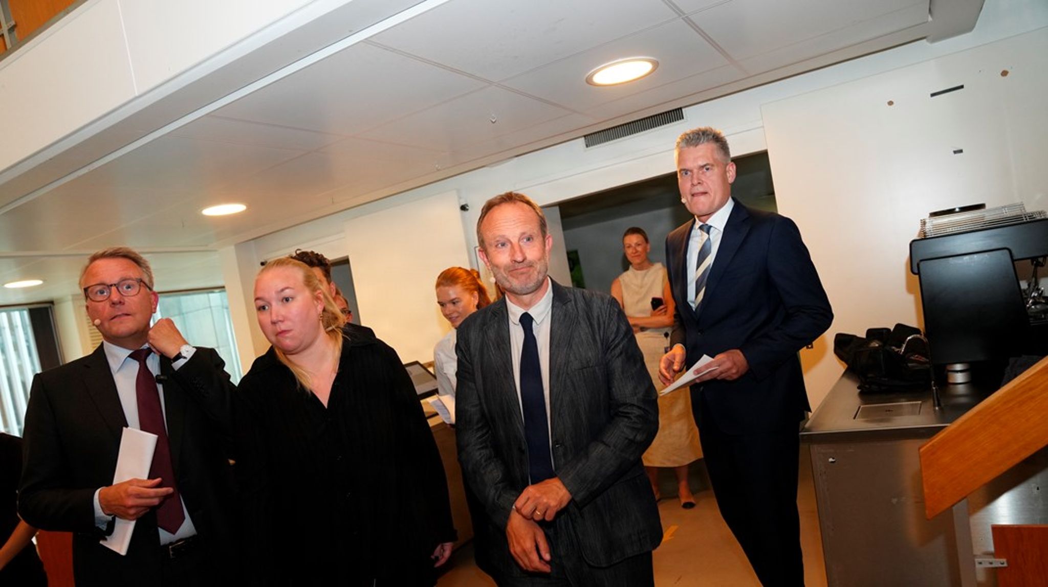 Martin Lidegaard og Morten Bødskov lige før ministeroverdragelsen i Erhvervsministeriet. Den tiltrædende minister var mere i humør til at svare på et spørgsmålet om globaliseringsstrategien end Morten Bødskov.