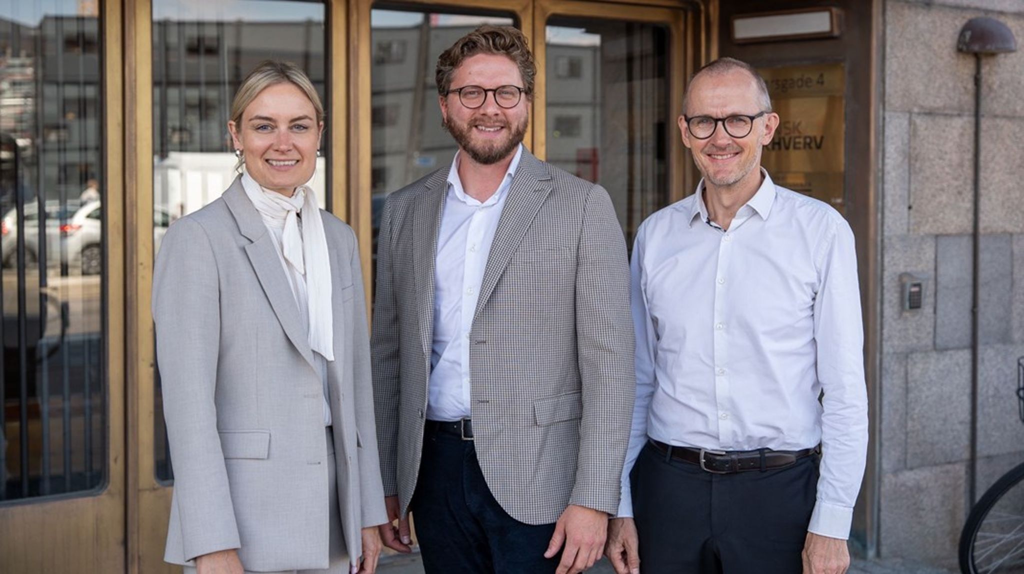 Mikkel Lundemann Rasmussen (i midten) rykker fra Dansk Arbejdsgiverforening til Dansk Erhverv.