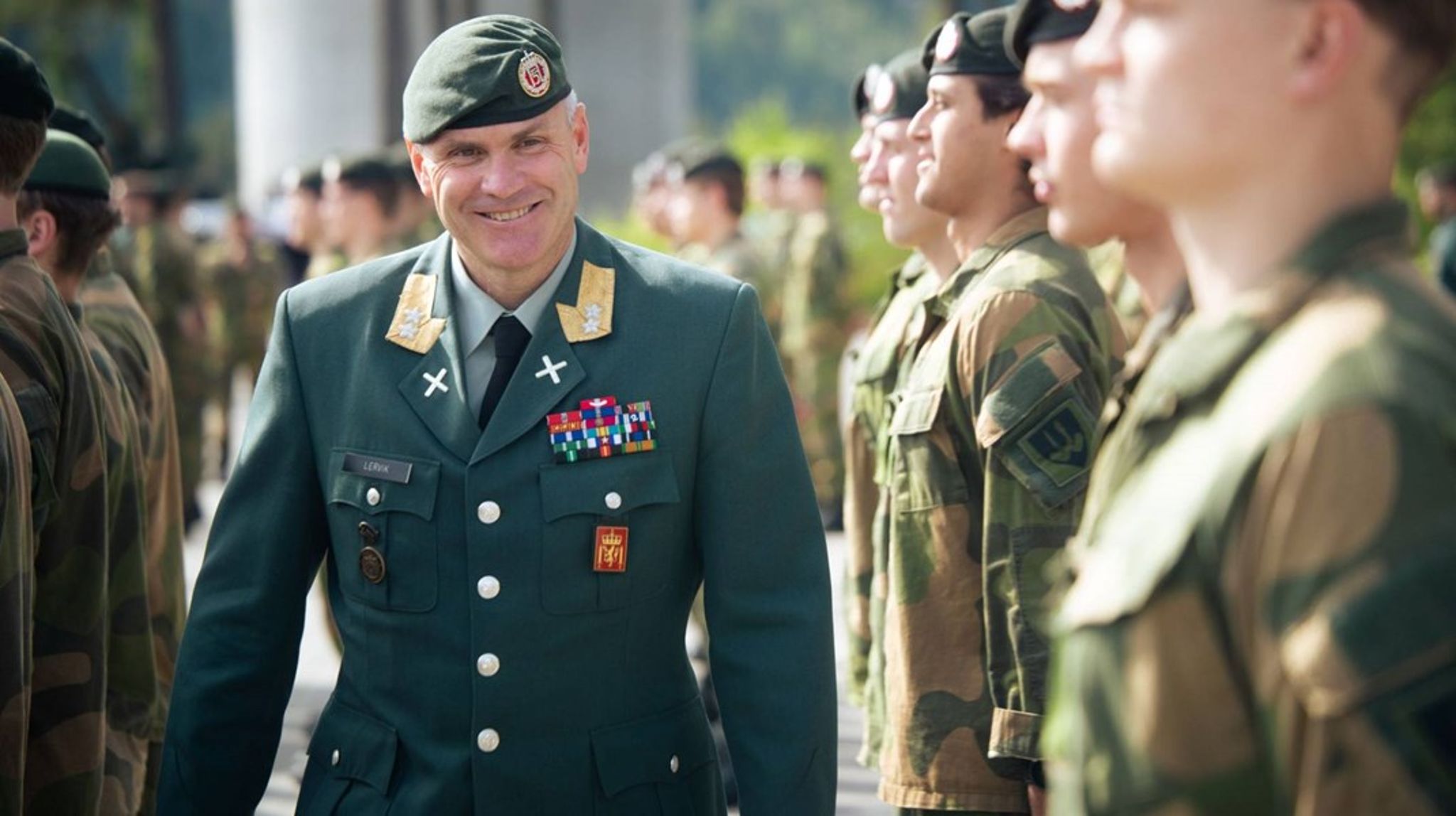 Lars Lervik indledte sin karriere i det norske forsvar i 1995 som officer i hæren.