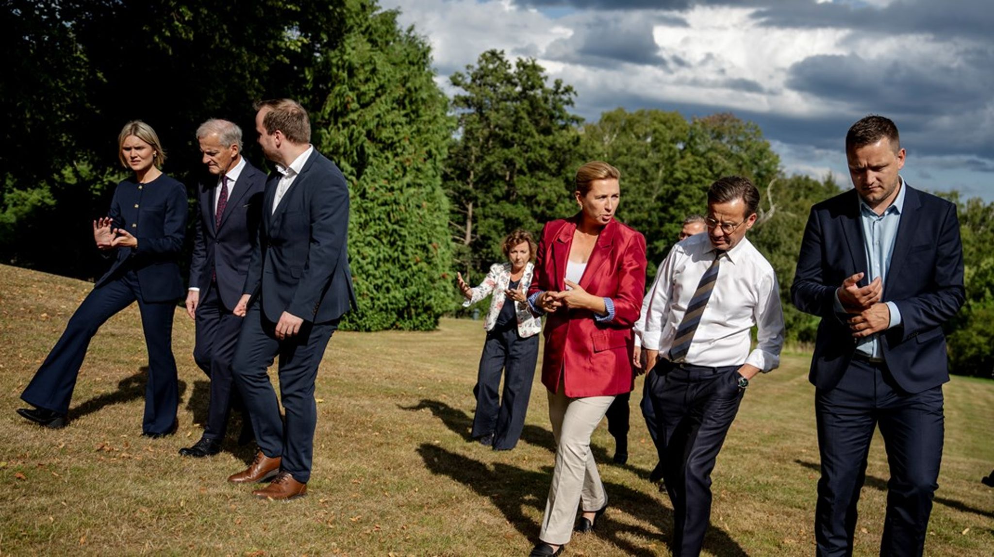 Nordisk Ministerråd mødtes senest 20. august. På billedet, fra venstre, er Kristrun Frostadottir (Islands statsminister), Ulf Kristersson (Sveriges statsminister), Beinir Johannesen (Færøernes lagmand), Mette Frederiksen (Danmarks statsminister), Jonas Gahr Støre (Norges statsminister) og Jens-Frederik Nielsen (Grønlands formand for Naalakkersuisut). I baggrunden er Karen Elleman (Generalsekretær for Nordisk Ministerråd).<br>