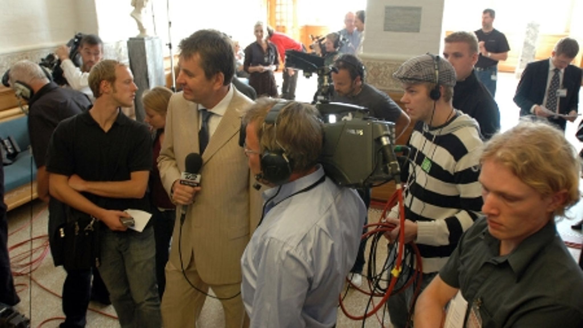 Medierne på Christiansborg har fået dårligere arbejdsvilkår, mener statsministerens særlige presserådgiver, tidligere politisk redaktør Michael Ulveman. Hér gør medierne sig klar til interviews ved Folketingets åbning den 3. oktober.