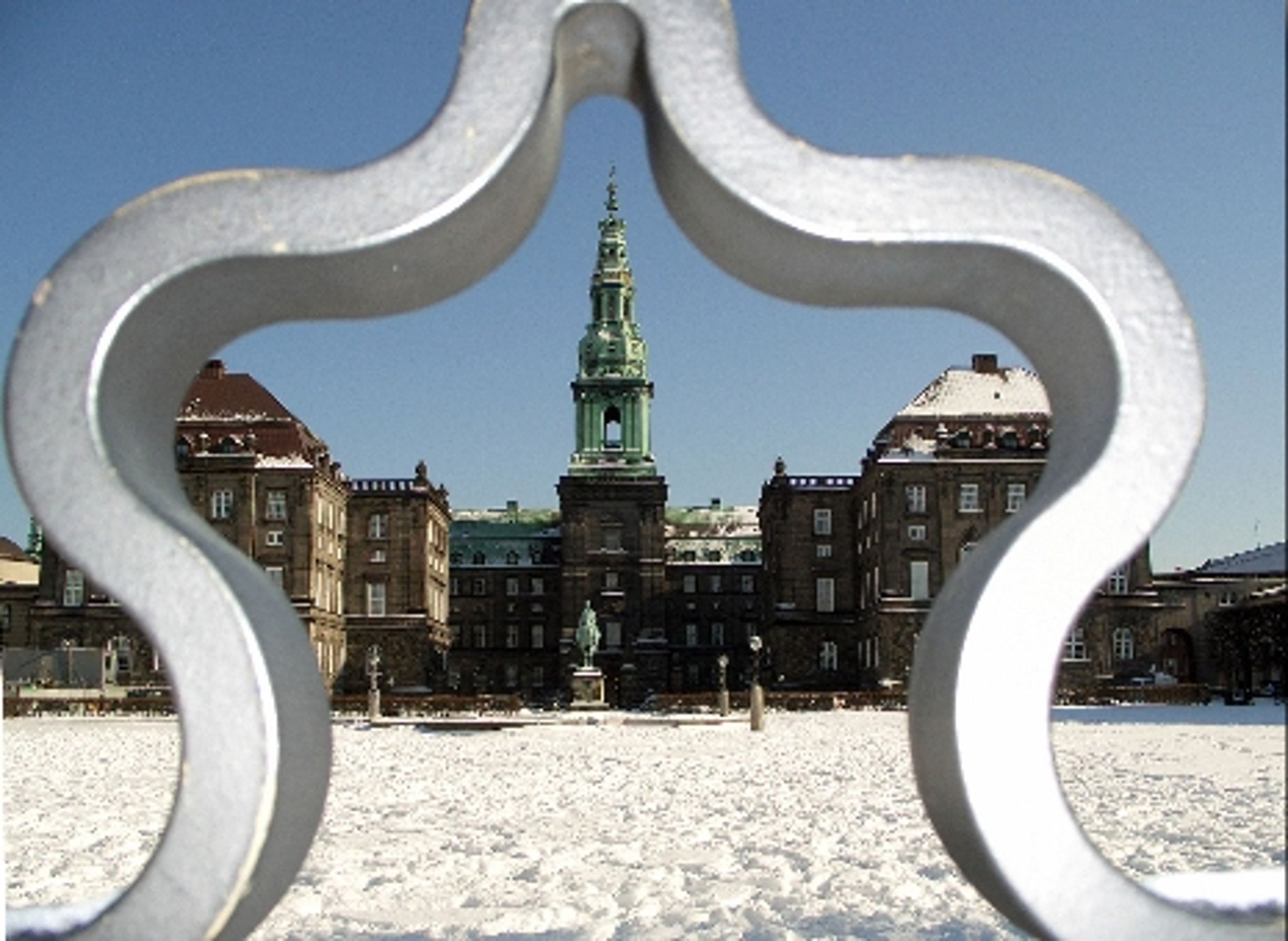 Altinget.dk ønsker abonnenter og kilder rigtig god jul og et godt nytår 2007 med dette julekort fra Christiansborg Ridebane, hvis kroneprydede skilte vidner om folkestyrets og parlamentsbygningens historiske slægtsskab med kongedømmet.