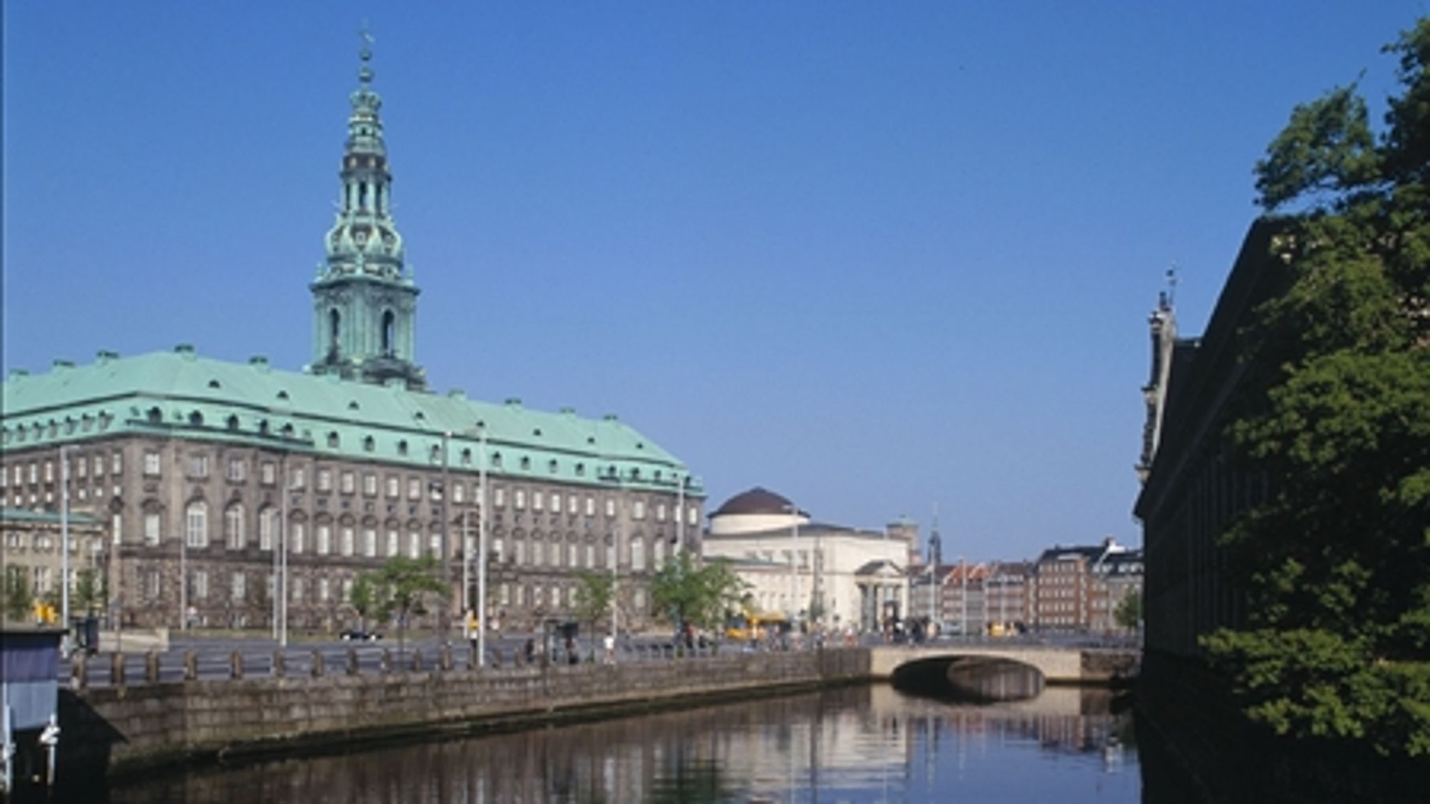 Med historisk små vælgervandringer lykkes det akkurat på en måned V at snuppe et mandat fra S. 