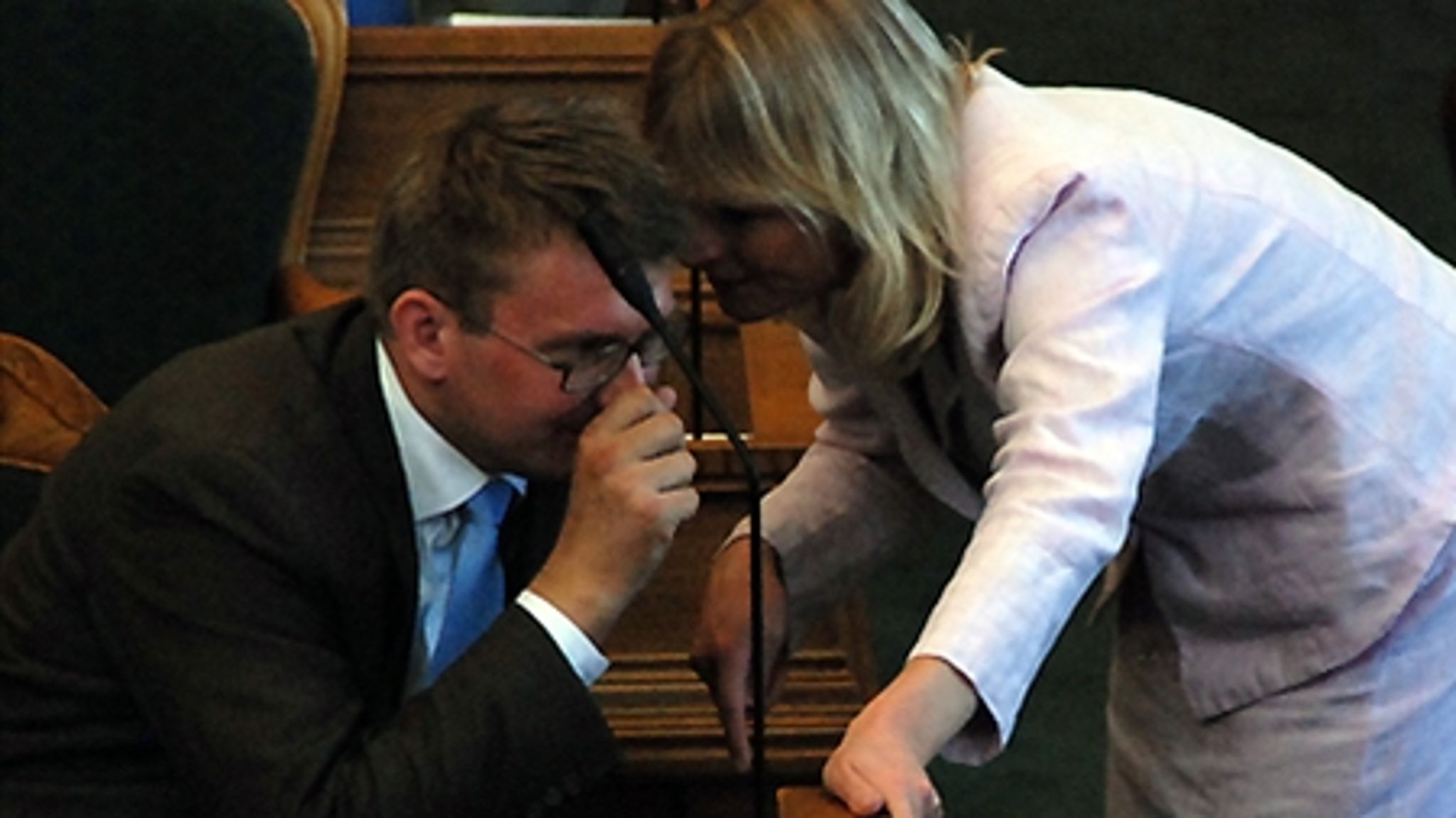 Troels Lund Poulsen stikker hovedet sammen med partifællen, socialminister Eva Kjer Hansen under afslutningsdebatten 2007.