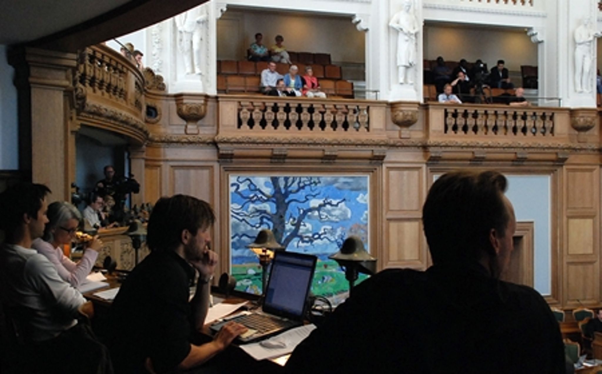 200 journalister får fremover såkaldt privilegeret adgang til Folketinget, så de f.eks. med et adgangskort kan komme op i pressens særlige loge med udsyn over folketingssalen. Hér journalister i arbejde ved afslutningsdebatten i år.