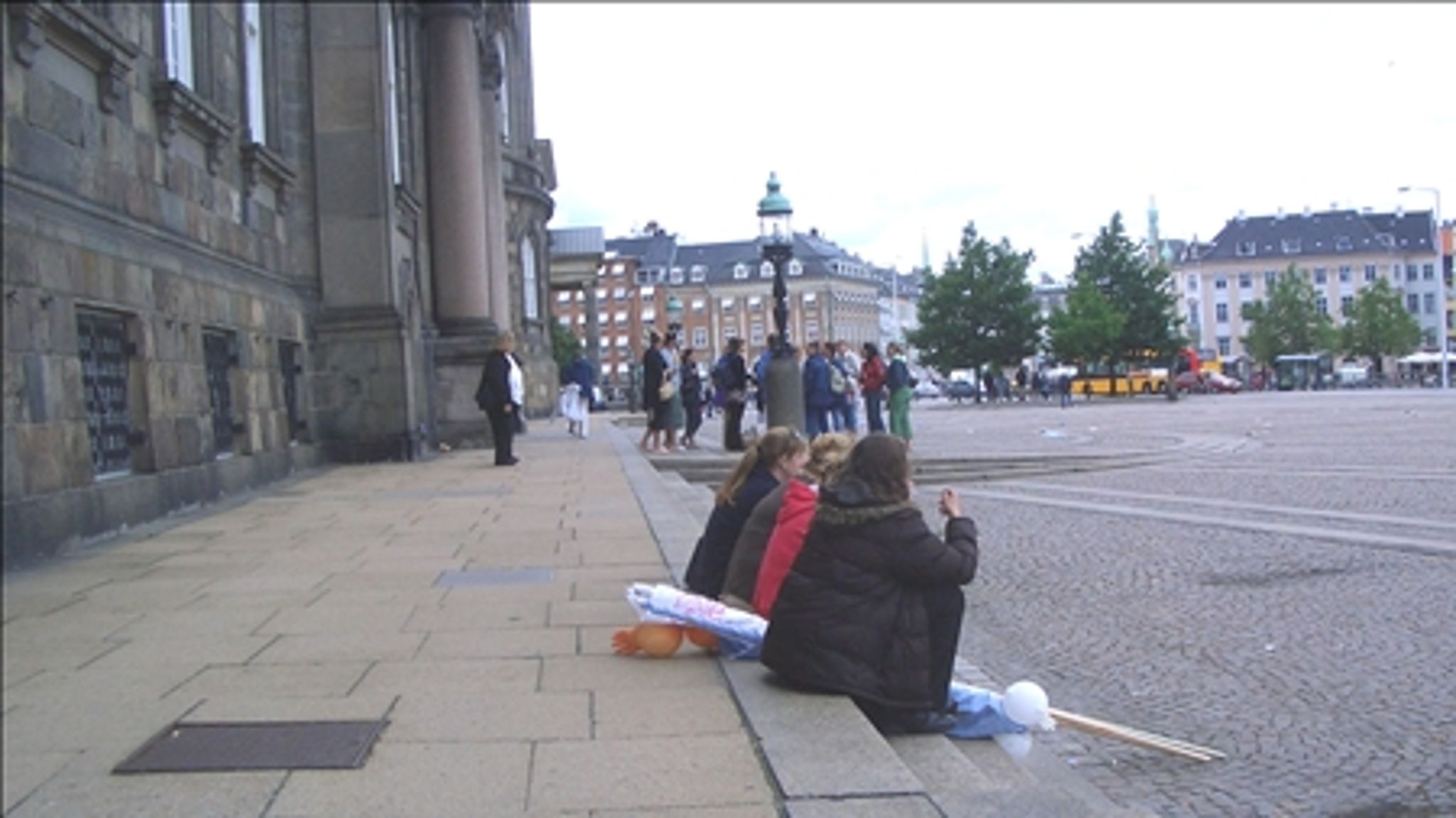 Tirsdagens demonstration for mere i løn er slut, og hjemmehjælpere og plejepersonale fra bl.a. Vallensbæk slapper af inden hjemturen. 