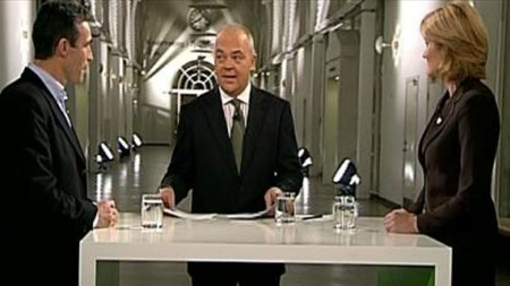 S-formanden kan være godt tilfreds med, at den første tv-duel mod hendes rutinerede modstander endte uafgjort.