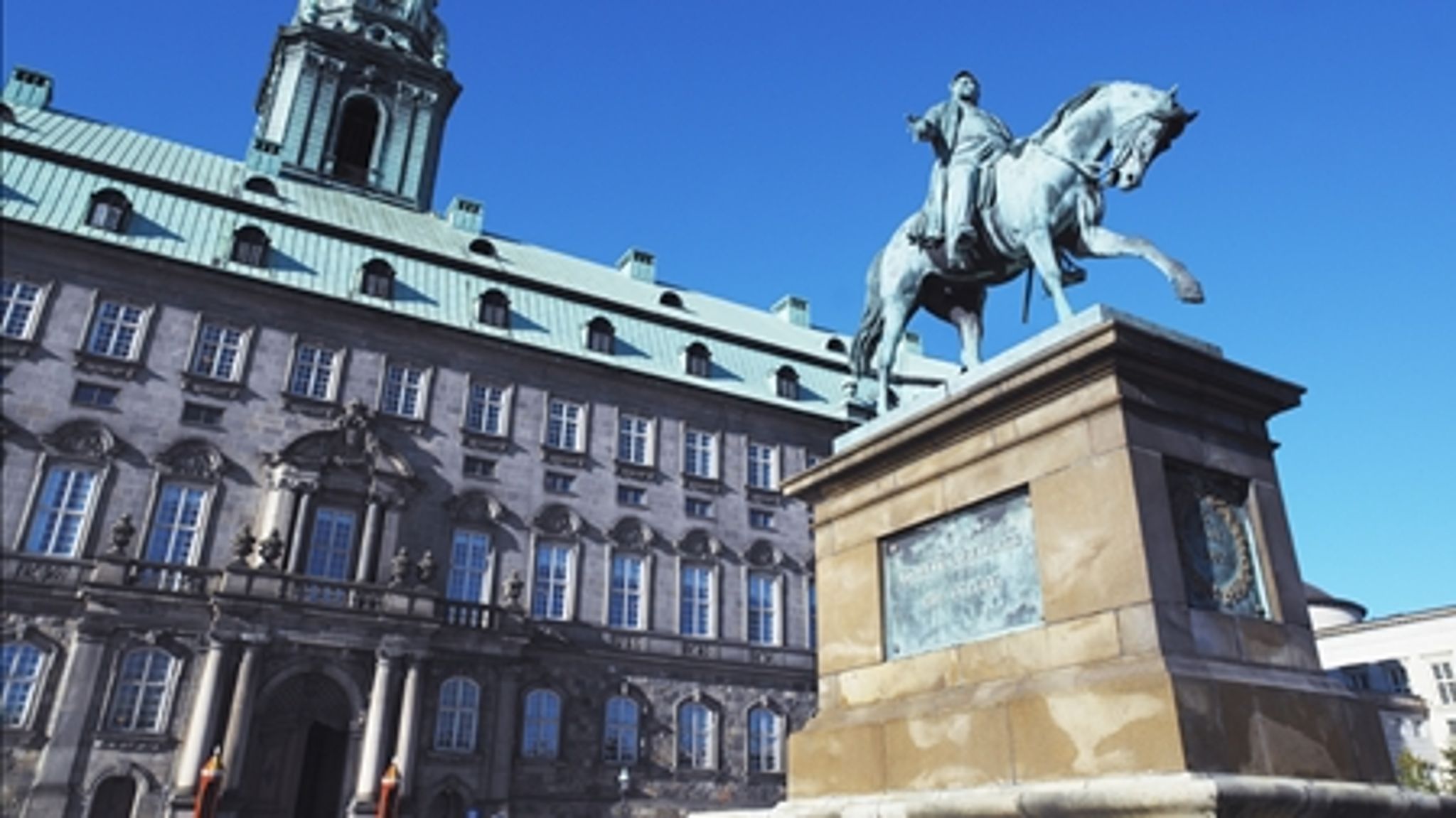 Politikerne på Christiansborg får dagligt henvendelser fra lobbyister. 
