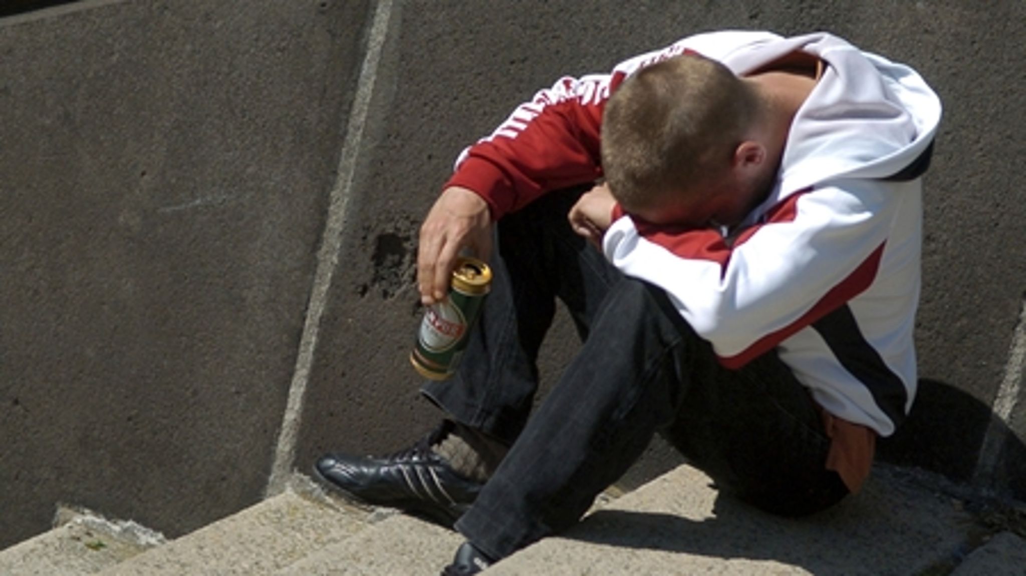 Det skal være slut med at købe alkohol for unge under 18 år, mener et flertal af danskerne. Og politikerne er med.