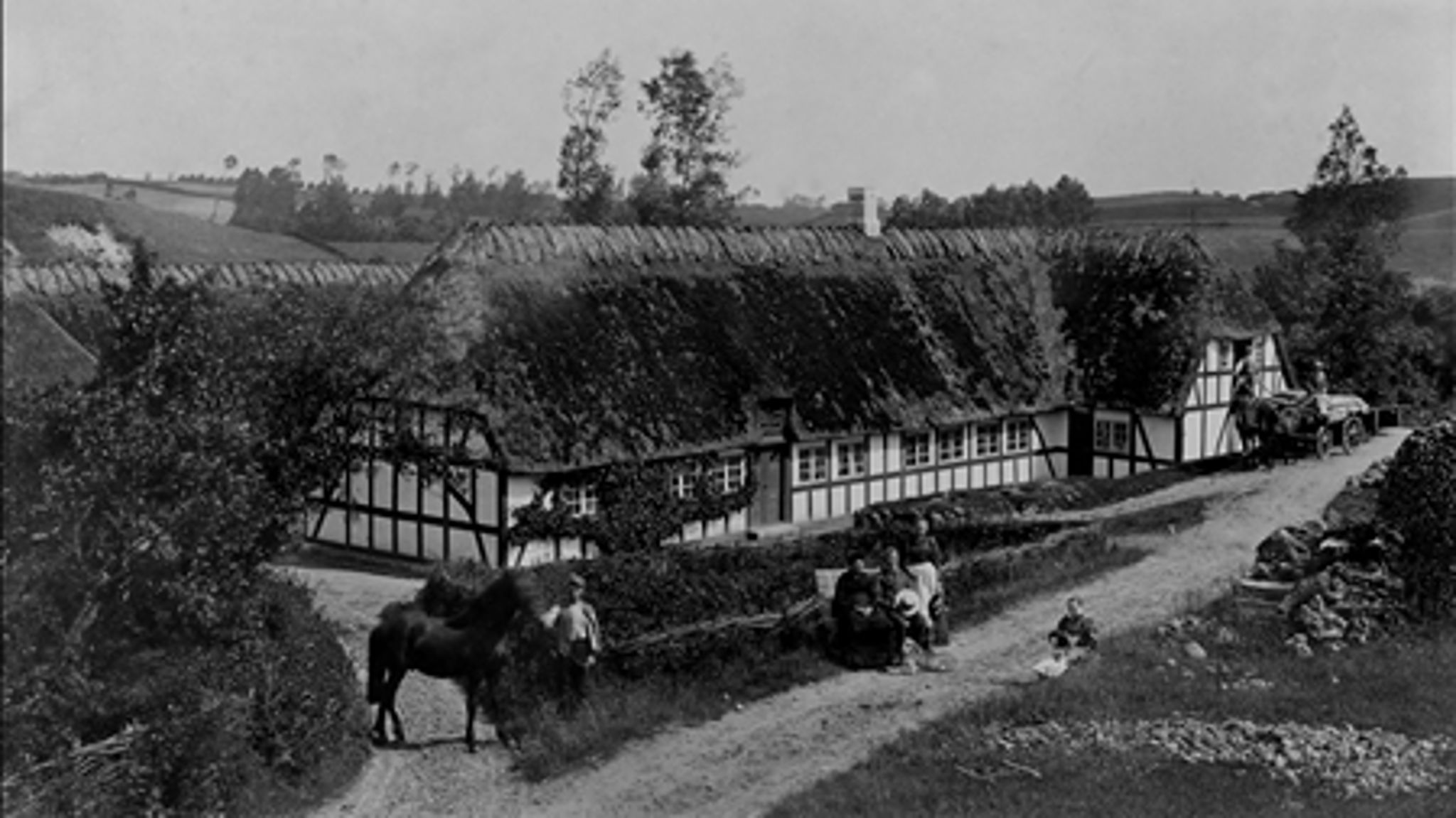 Lille Mølle, genopført 1827 efter en brand, er den historiske ramme om årets tværpolitiske grundlovsfest arrangeret af Altinget.dk. Det nu fredede vandmølle-kompleks var således 22 år, da Danmarks første grundlov blev indført i 1849.