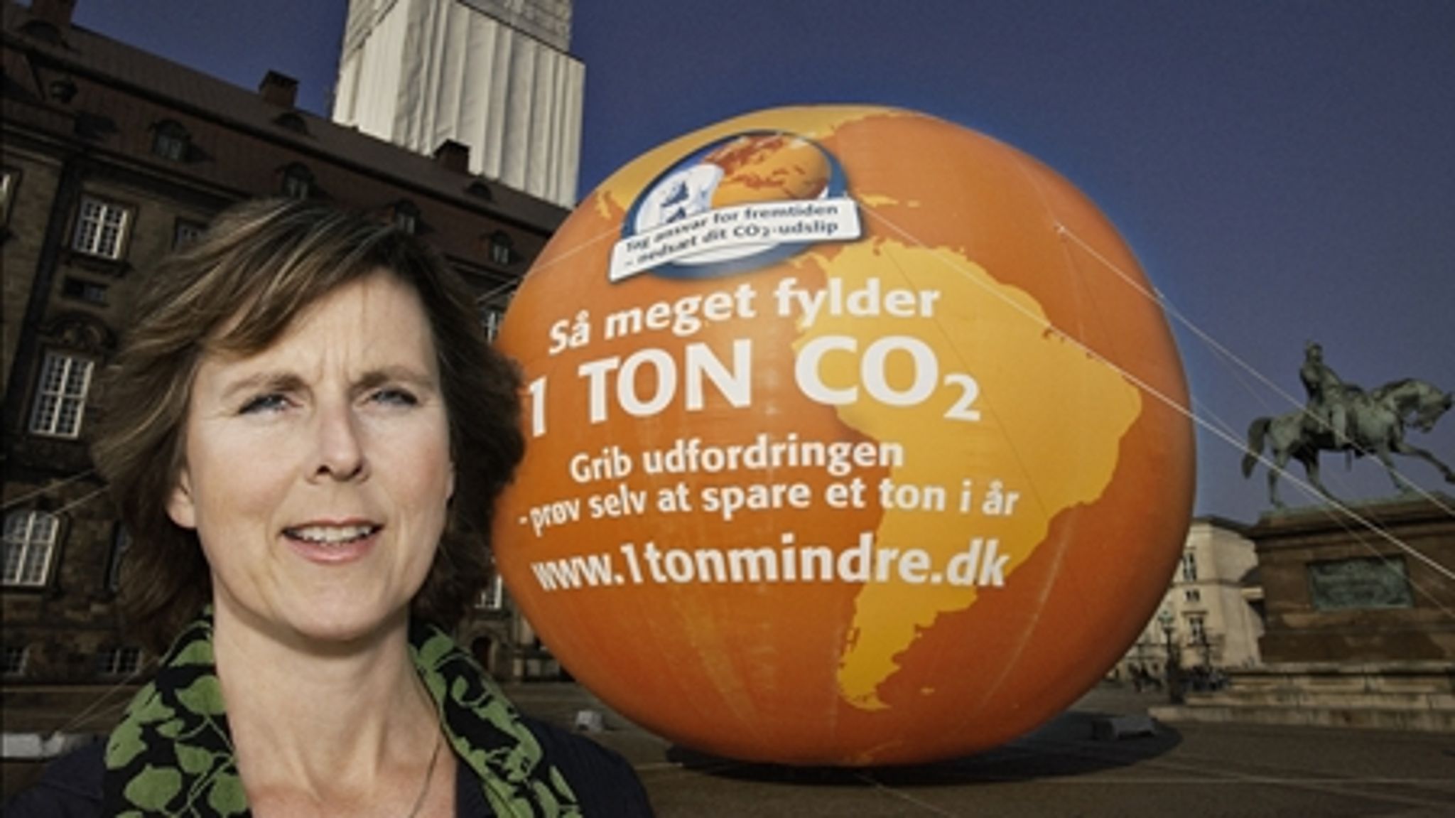 Det nytter ikke noget, at kampagnen "1 ton mindre" opfordrer danskerne til at spare på strømmen, når det forbrug er underlagt EU's kvotemarked, påpeger økonomiske vismænd.
