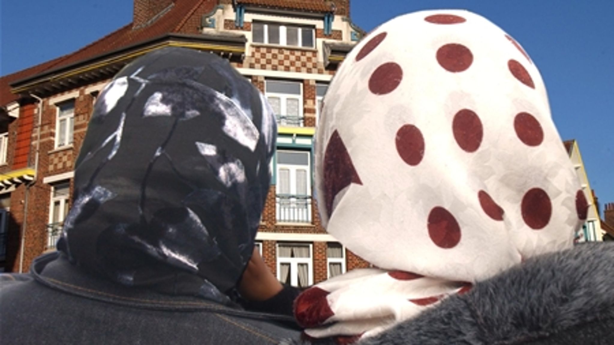 Konflikten om muslimske kvinders tørklæder har præget store dele af den moderne arabiske historie, skriver Kahttan Jasim. 